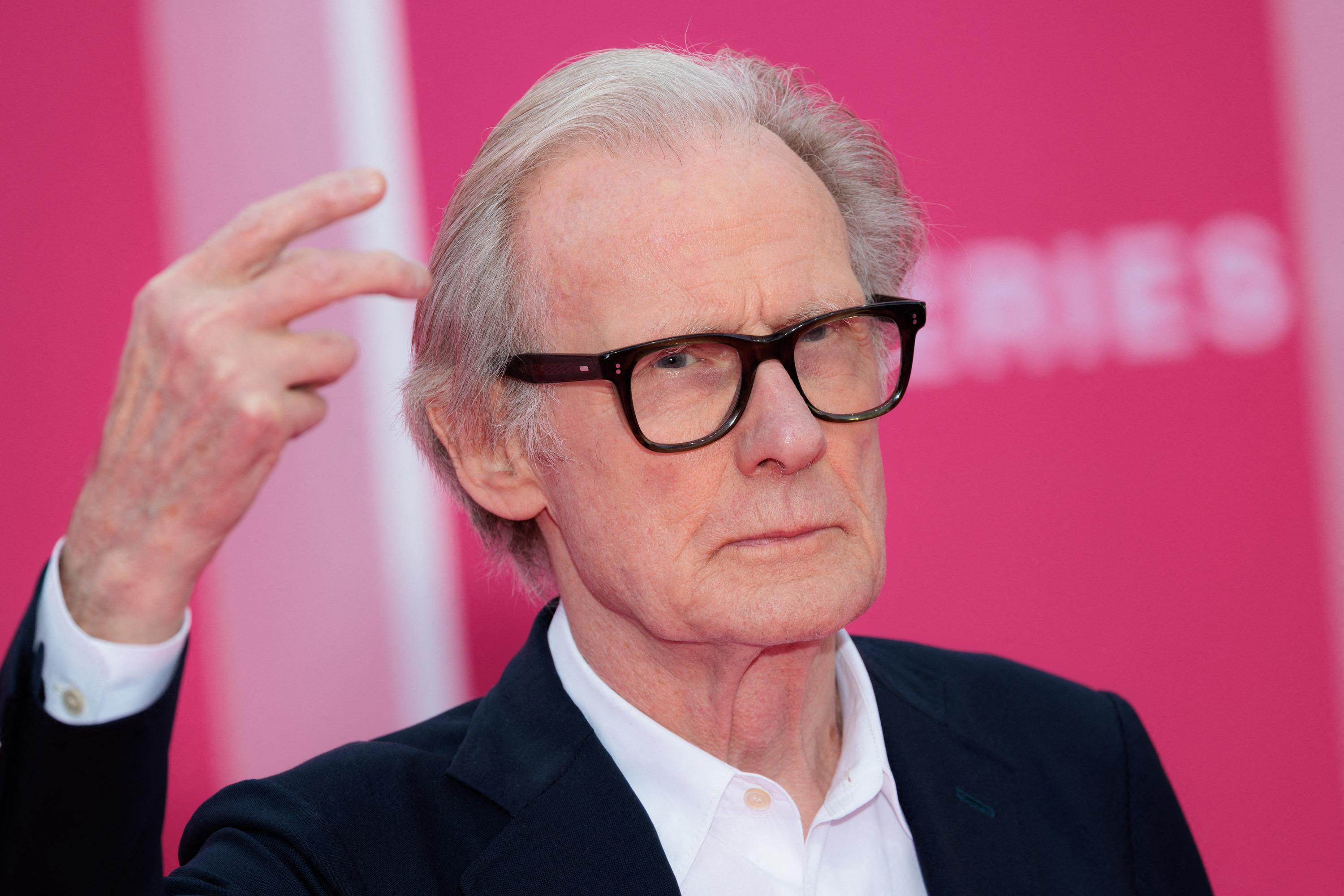 Bill Nighy évoque ses débuts difficiles et ses rôles emblématiques lors de la clôture du festival Canneséries — Séries TV
