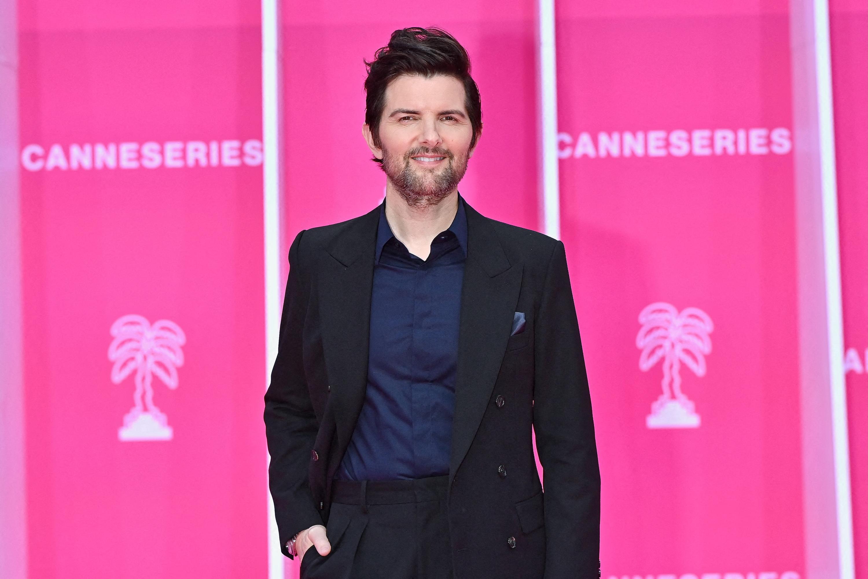 Adam Scott, star de Severance, dévoile ses impressions sur sa progression artistique après avoir reçu le prix Canal+ Icon Award à Canneséries — Séries TV