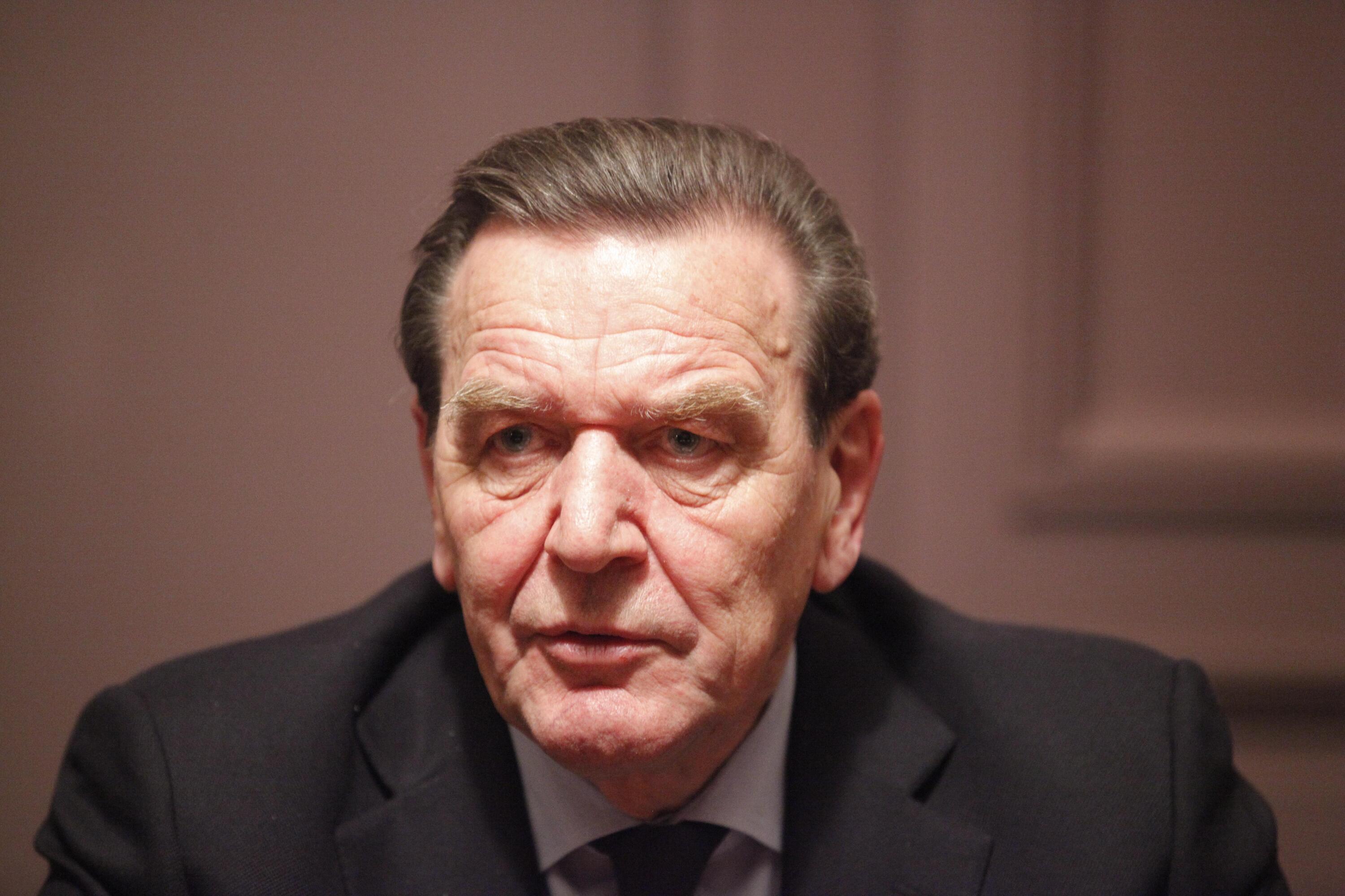 Guerre en Ukraine : l’Union européenne sceptique face à la proposition russe de nommer Gerhard Schröder comme médiateur