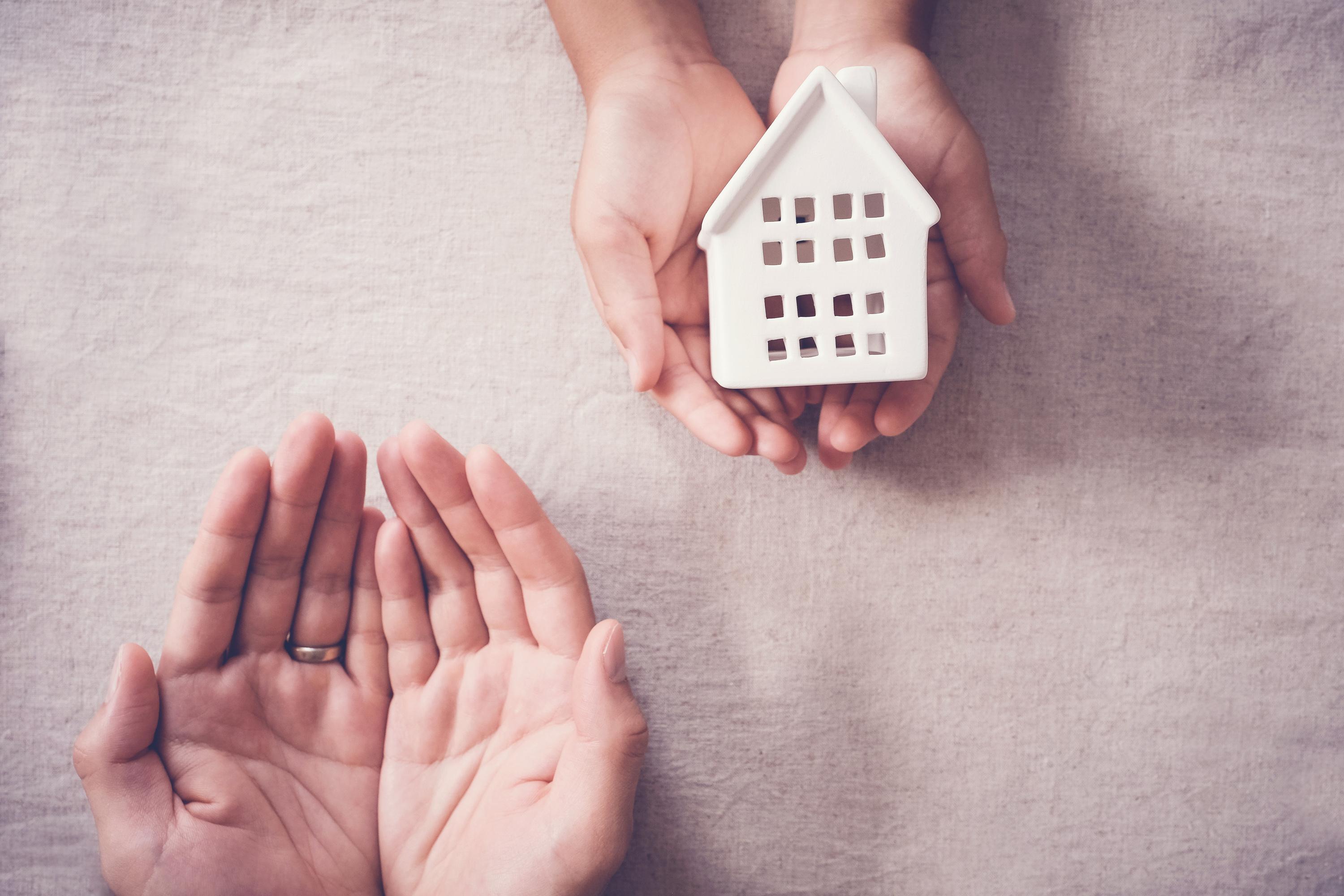 Le préfet refuse d’expulser ses parents octogénaires, l’héritière veut faire condamner l’État pour son inaction
