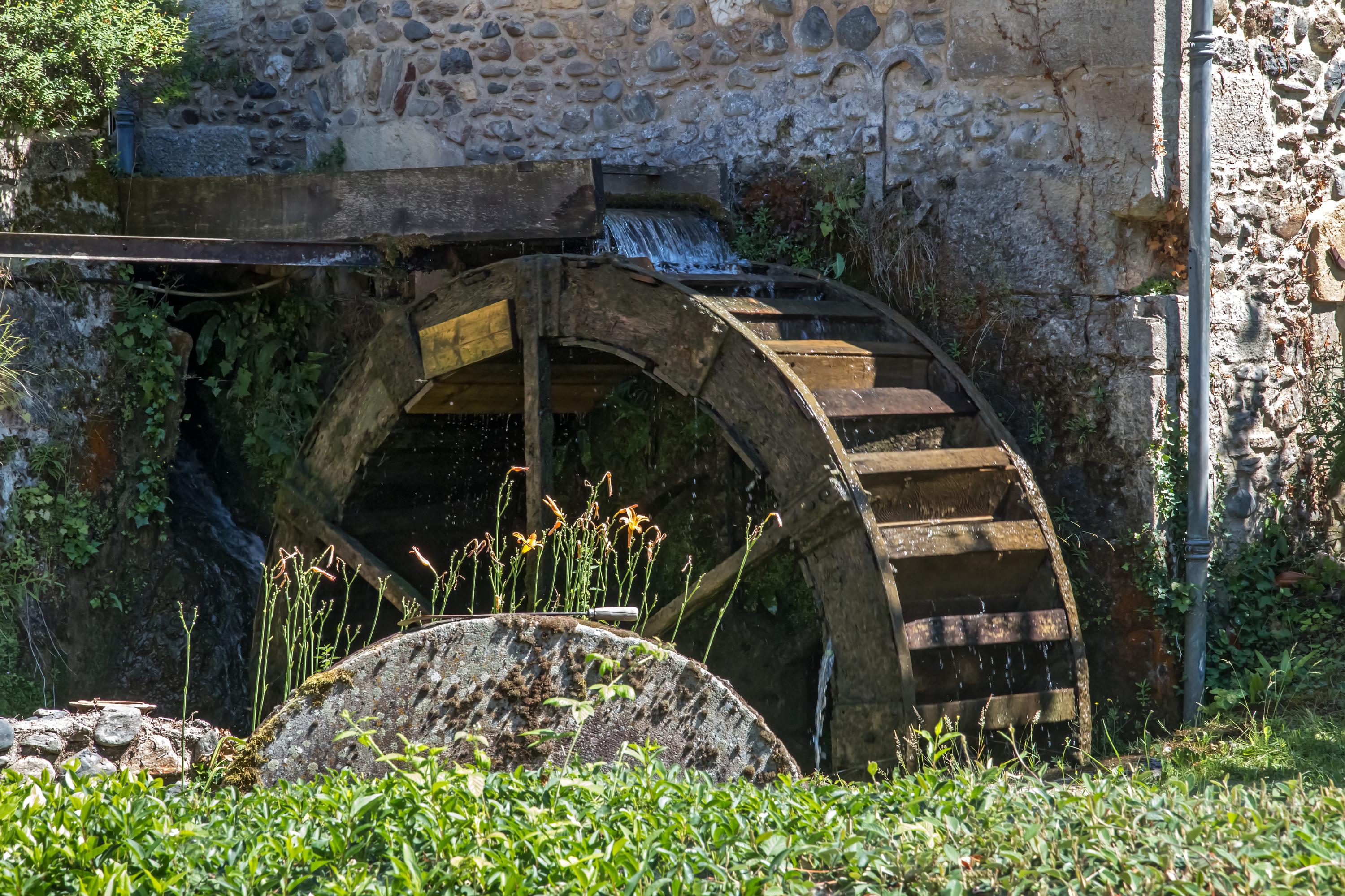 Après des années de rénovation, son moulin en pierre risque la démolition à cause de l’administration