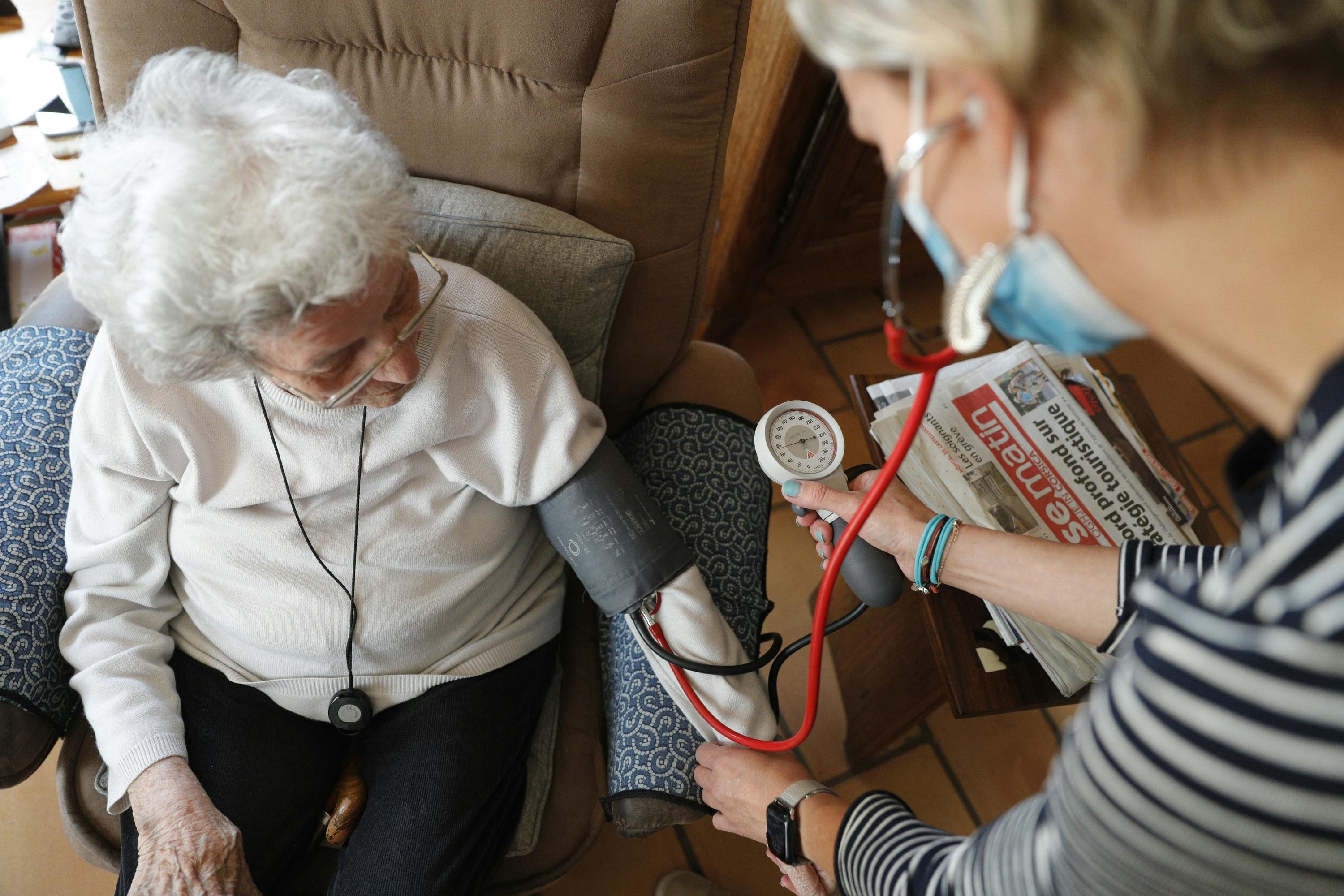 «Cela va poser des problèmes d’accès aux soins» : «exclus» des aides carburants, les infirmiers libéraux en colère
