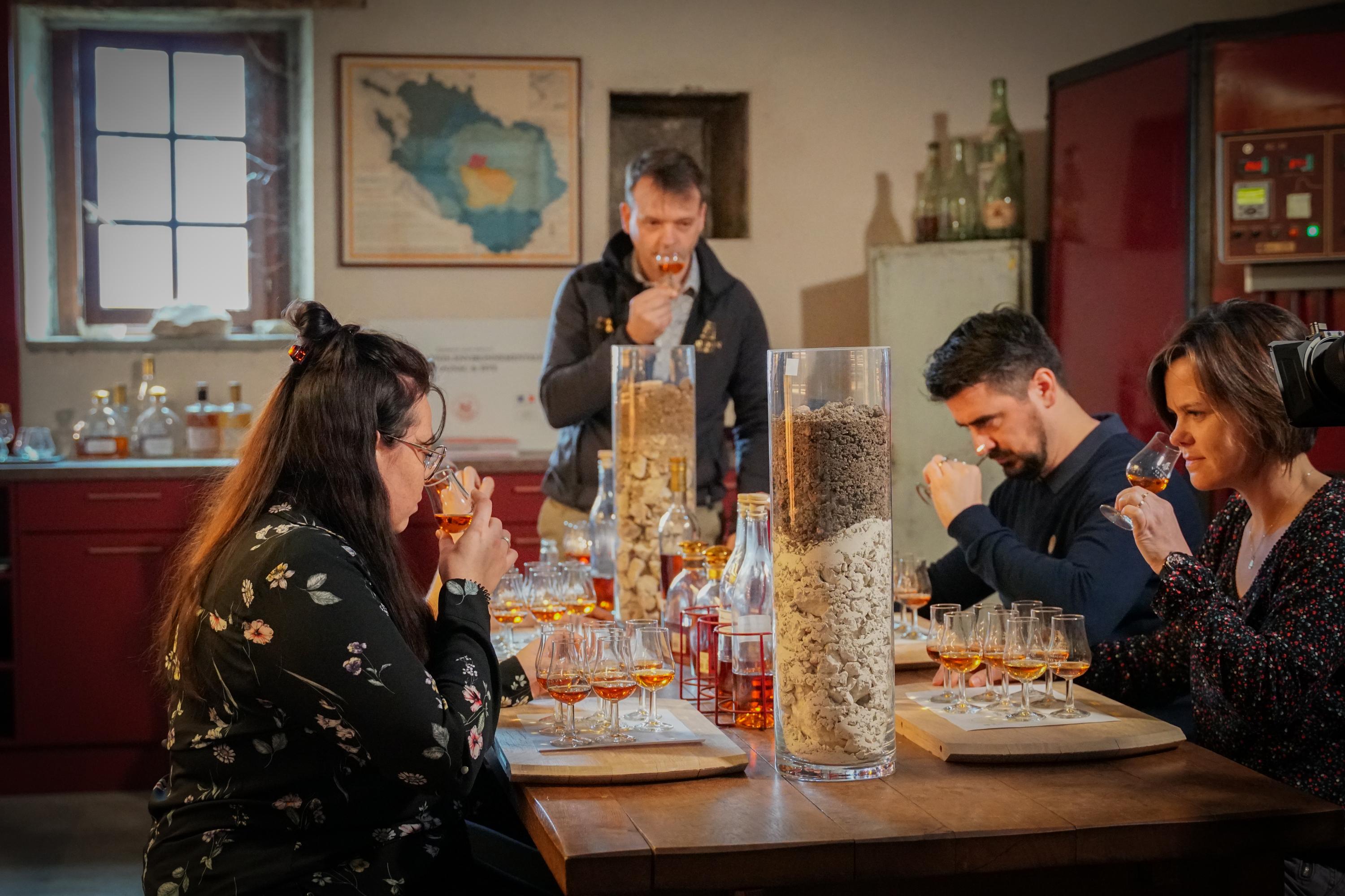 Dans ses chais de cognac, François Voyer joue la carte d’un œnotourisme très personnel