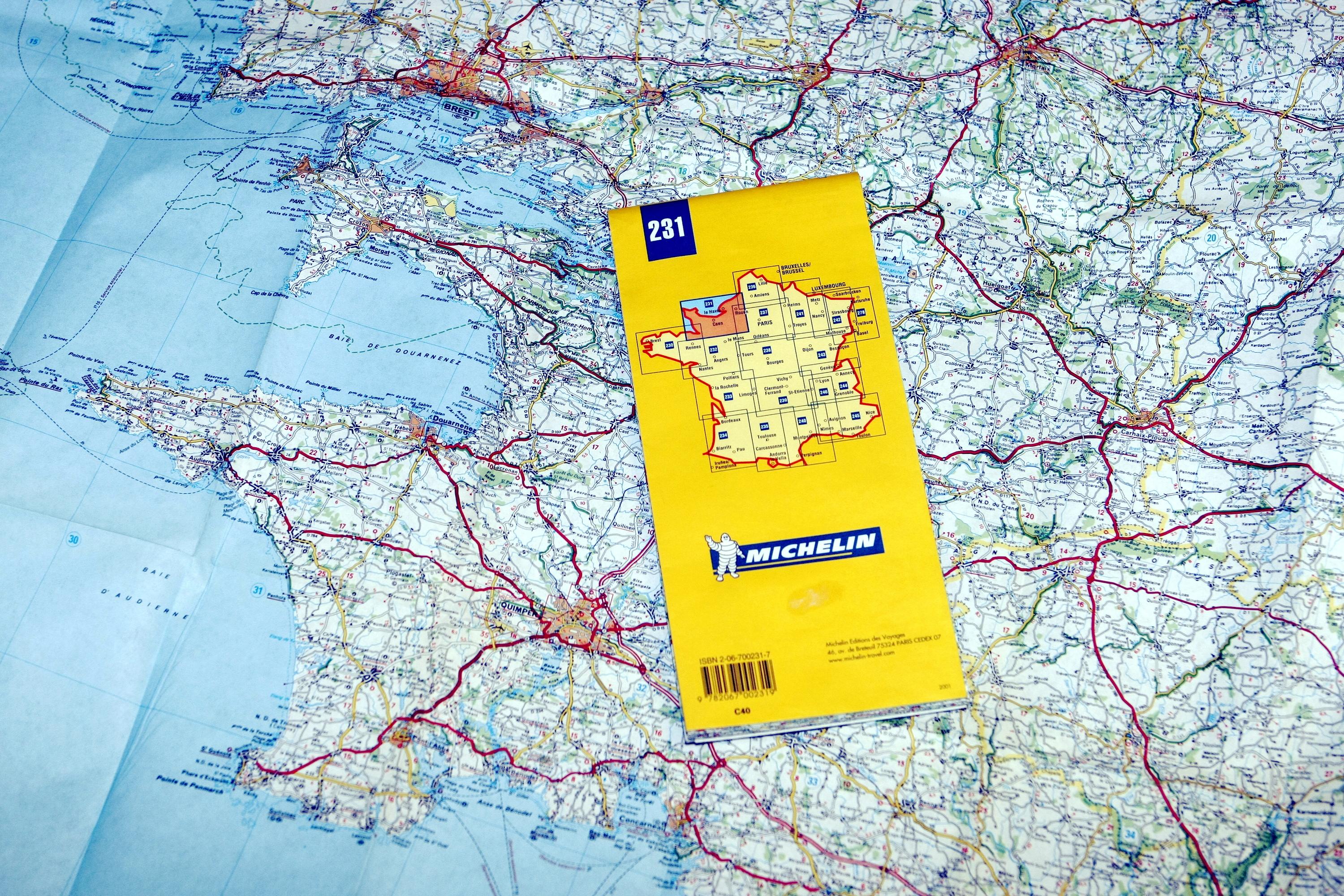 «Nous en vendons deux millions par an» : face au GPS, les irréductibles cartes routières refusent de disparaître