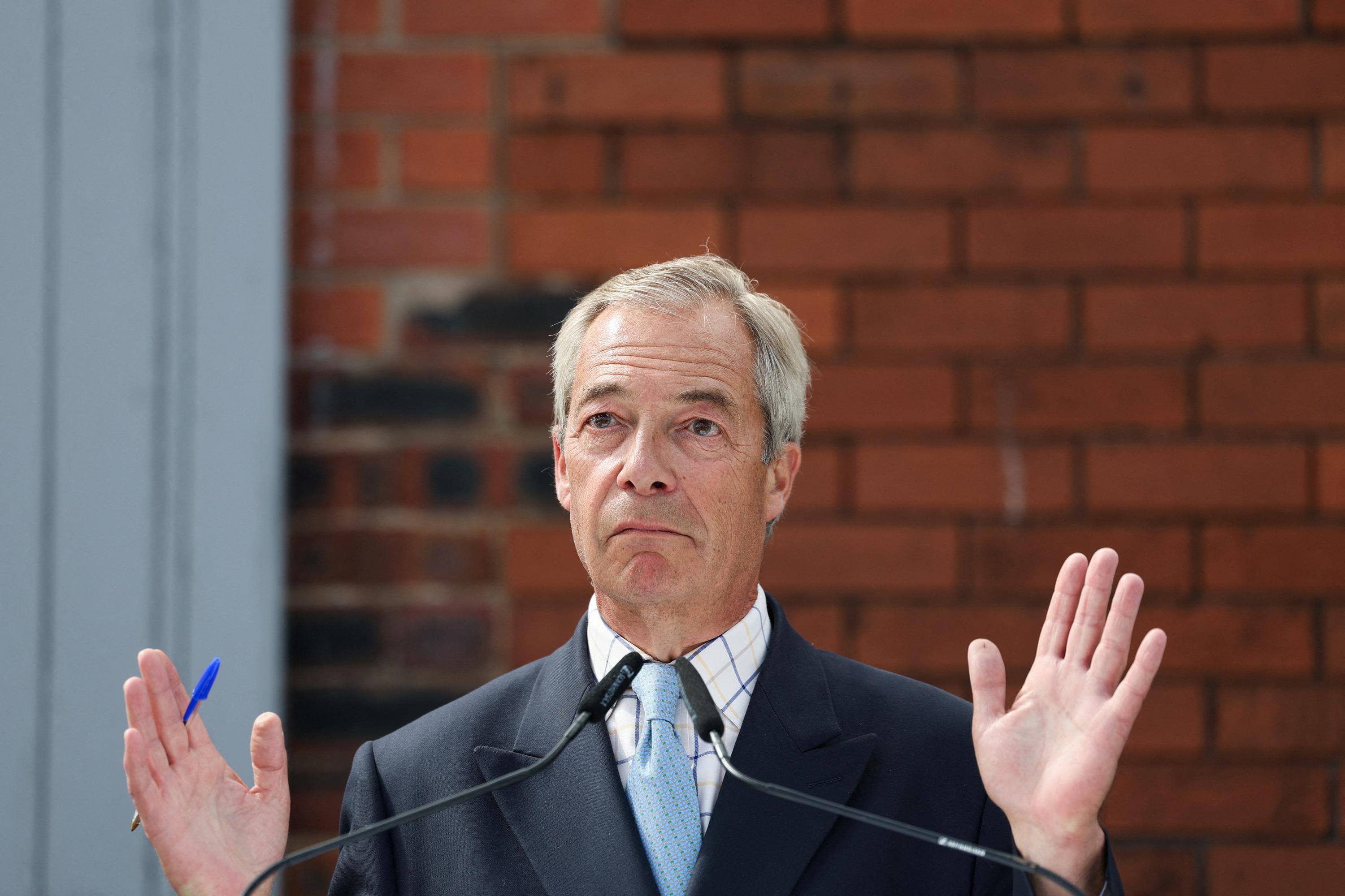 Royaume-Uni : soupçonné d’avoir enfreint les règles de transparence financière du parlement, Nigel Farage dans les turbulences