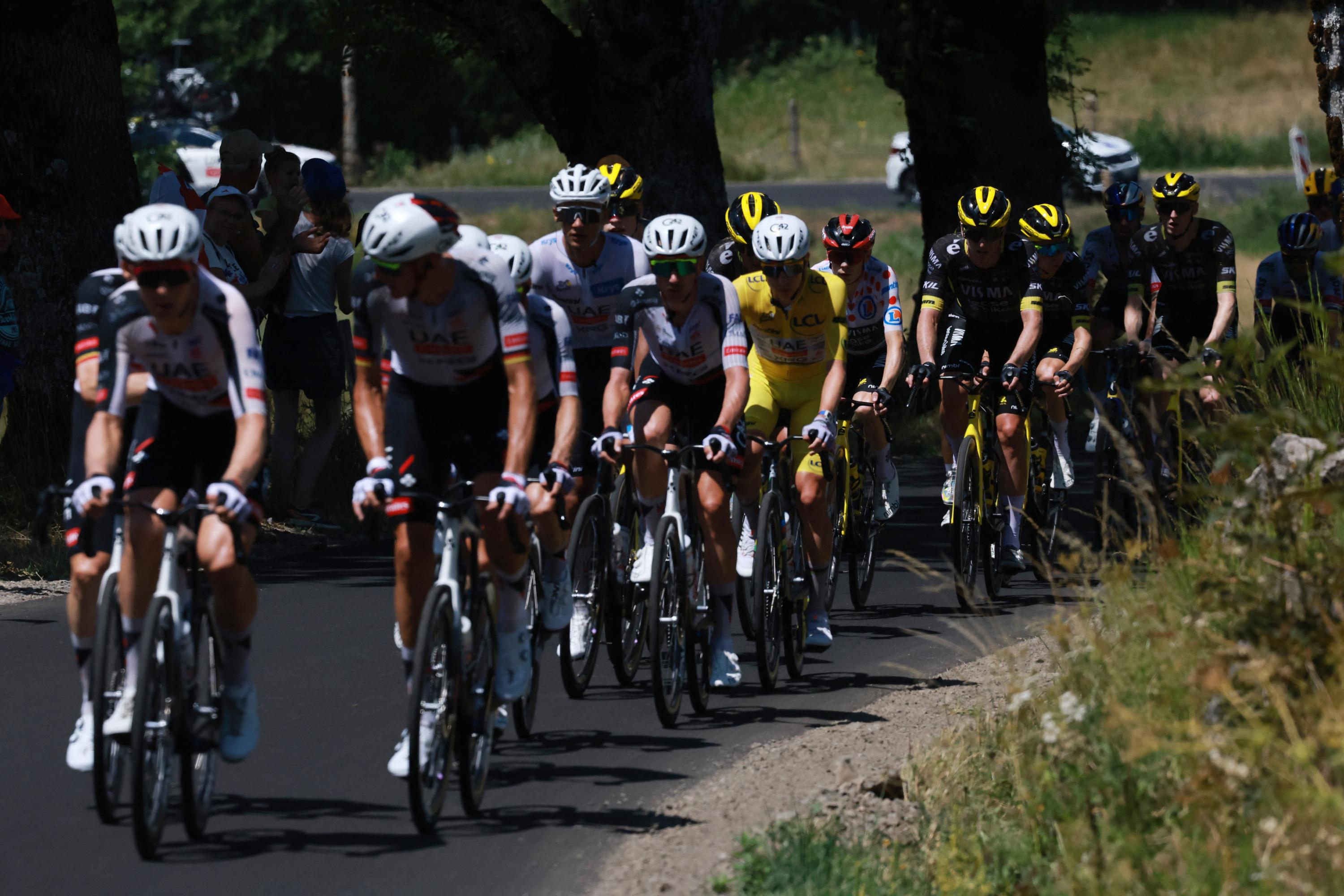 EN DIRECT - Tour de France : le groupe maillot jaune reprend l’homme de tête, Carapaz tente sa chance... Suivez le final de la 10e étape