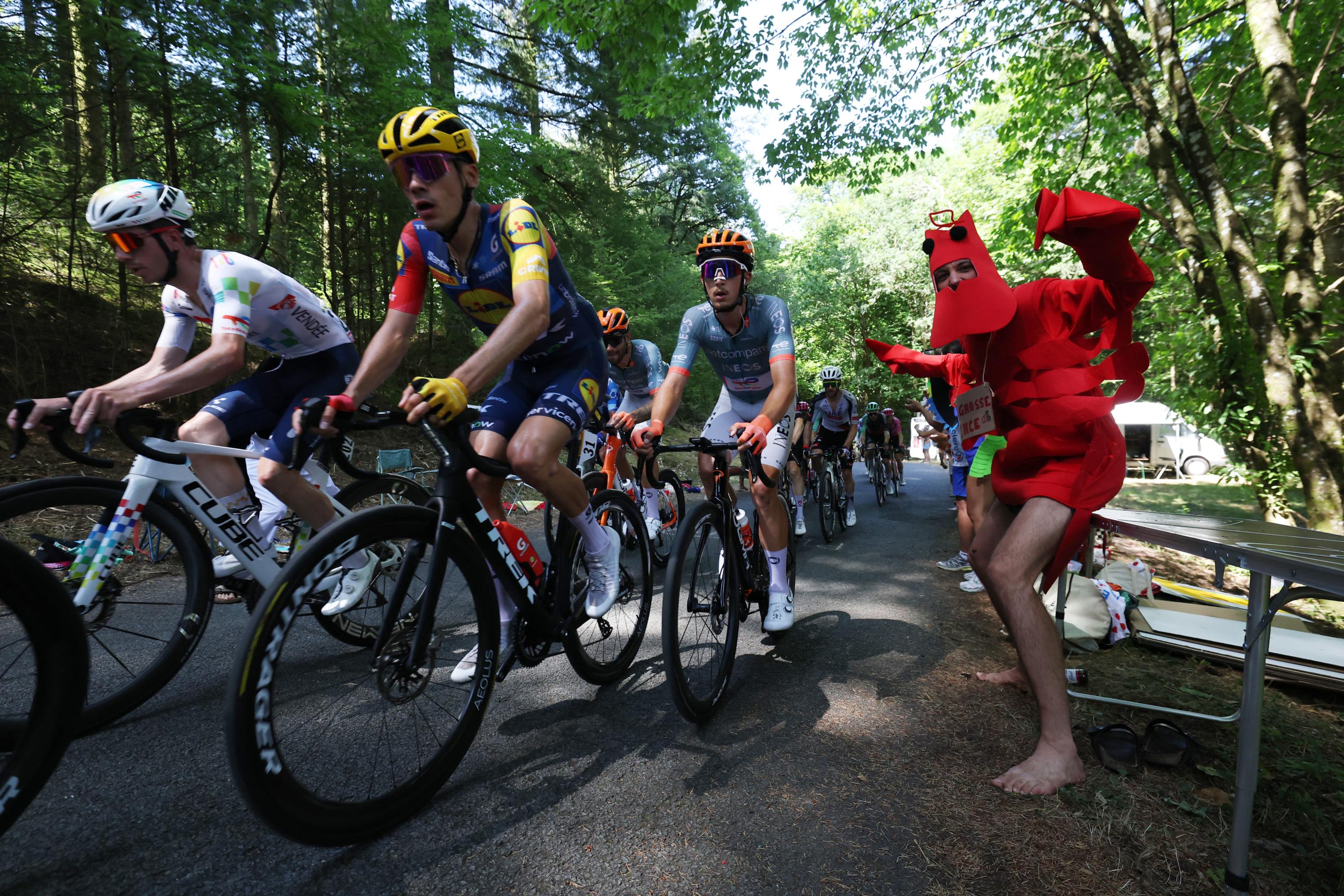 EN DIRECT - Tour de France : Vauquelin dynamite l’échappée dans le Ballon d’Alsace, suivez le final de la plus longue étape de l’édition 2026