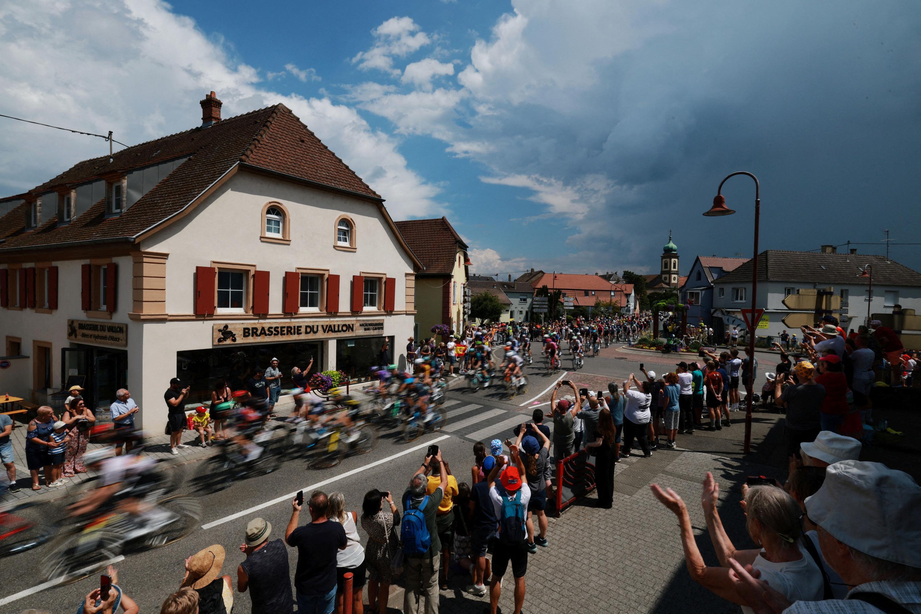 EN DIRECT - Tour de France : Paret-Peintre avec Healy et Carapaz à l’avant en direction du Markstein, suivez la 14e étape