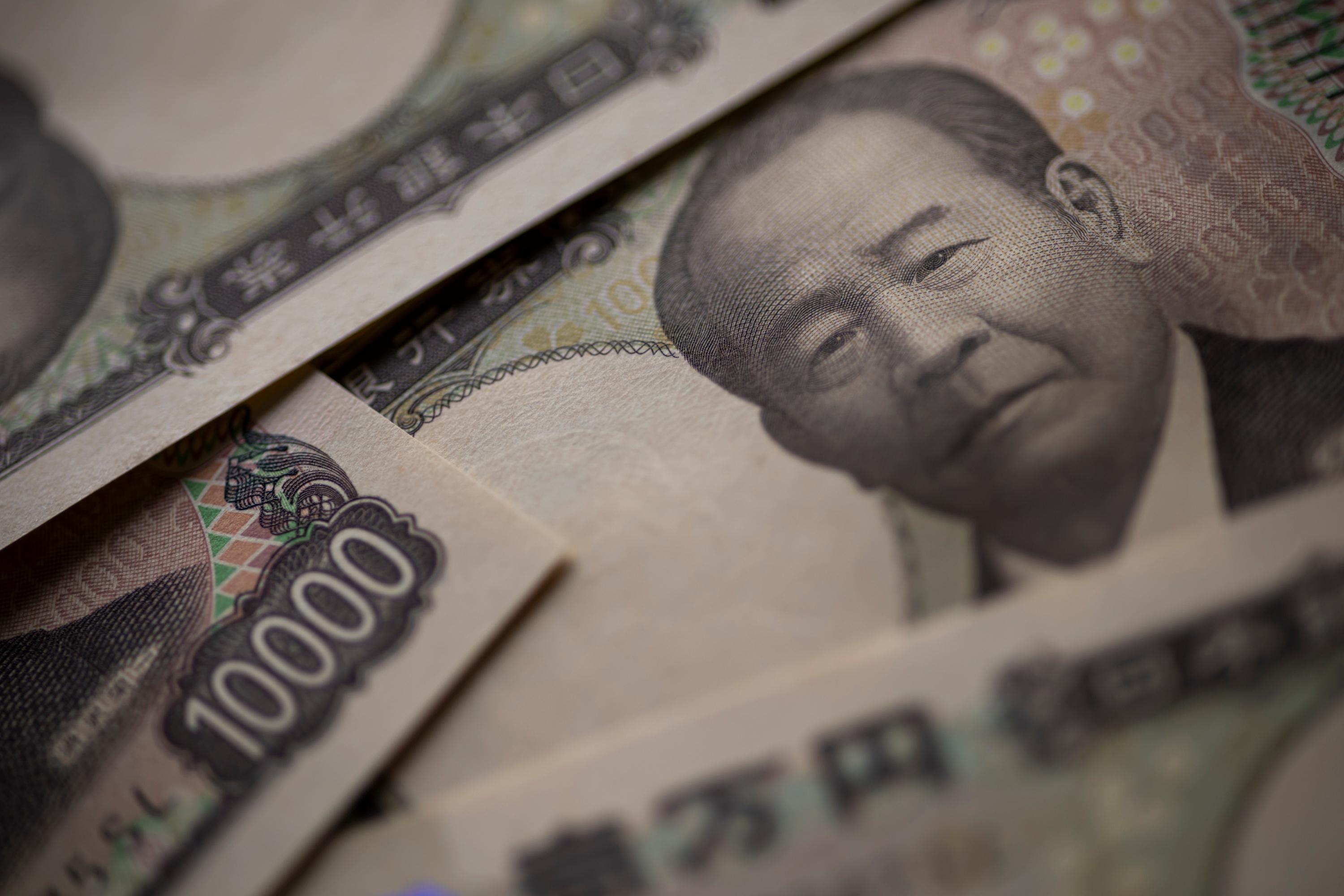 Le yen porté par des informations de presse pointant vers des hausses plus rapides