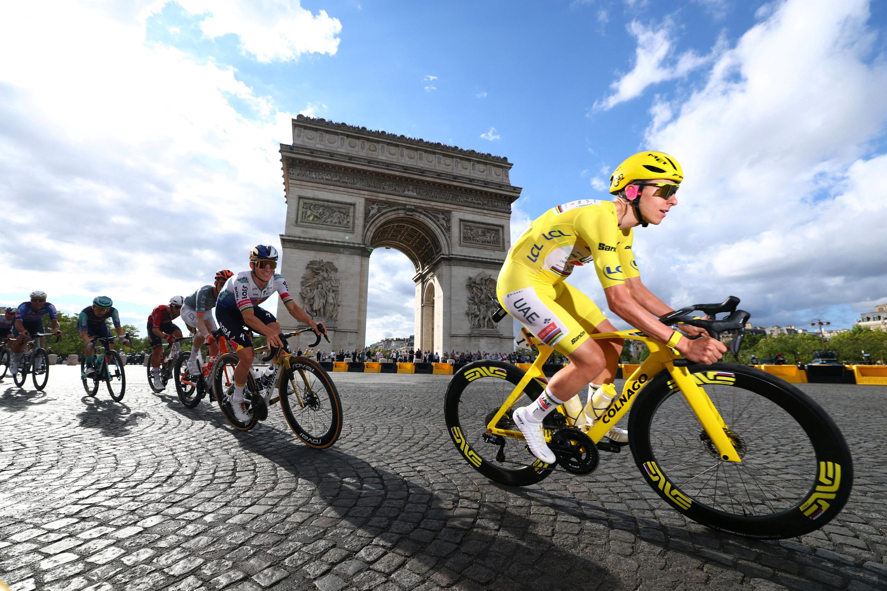 EN DIRECT - Tour de France : Pogacar et Van der Poel font le spectacle dans la foile de Montmartre, Evenepoel et Pedersen s’accrochent