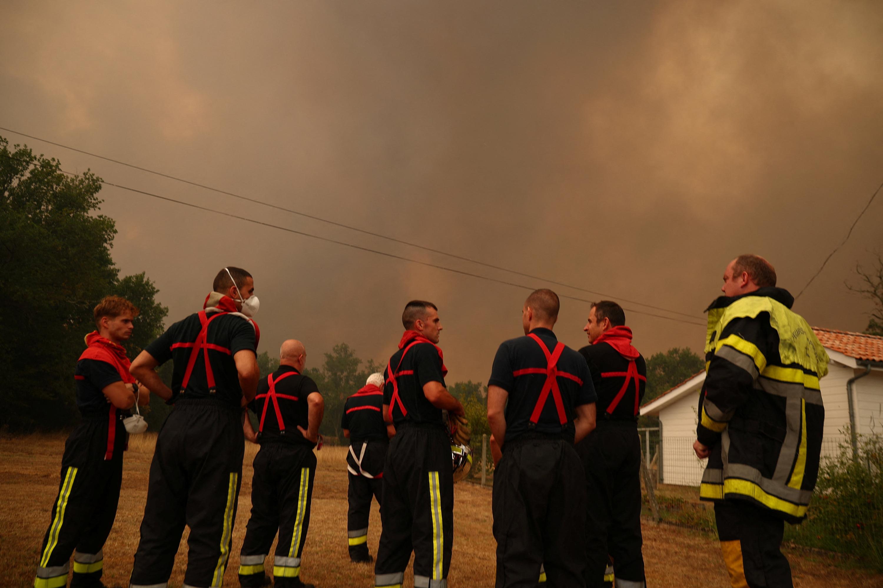 EN DIRECT - Incendies en France : les pompiers «toujours pas maîtres du feu», une canicule attendue demain