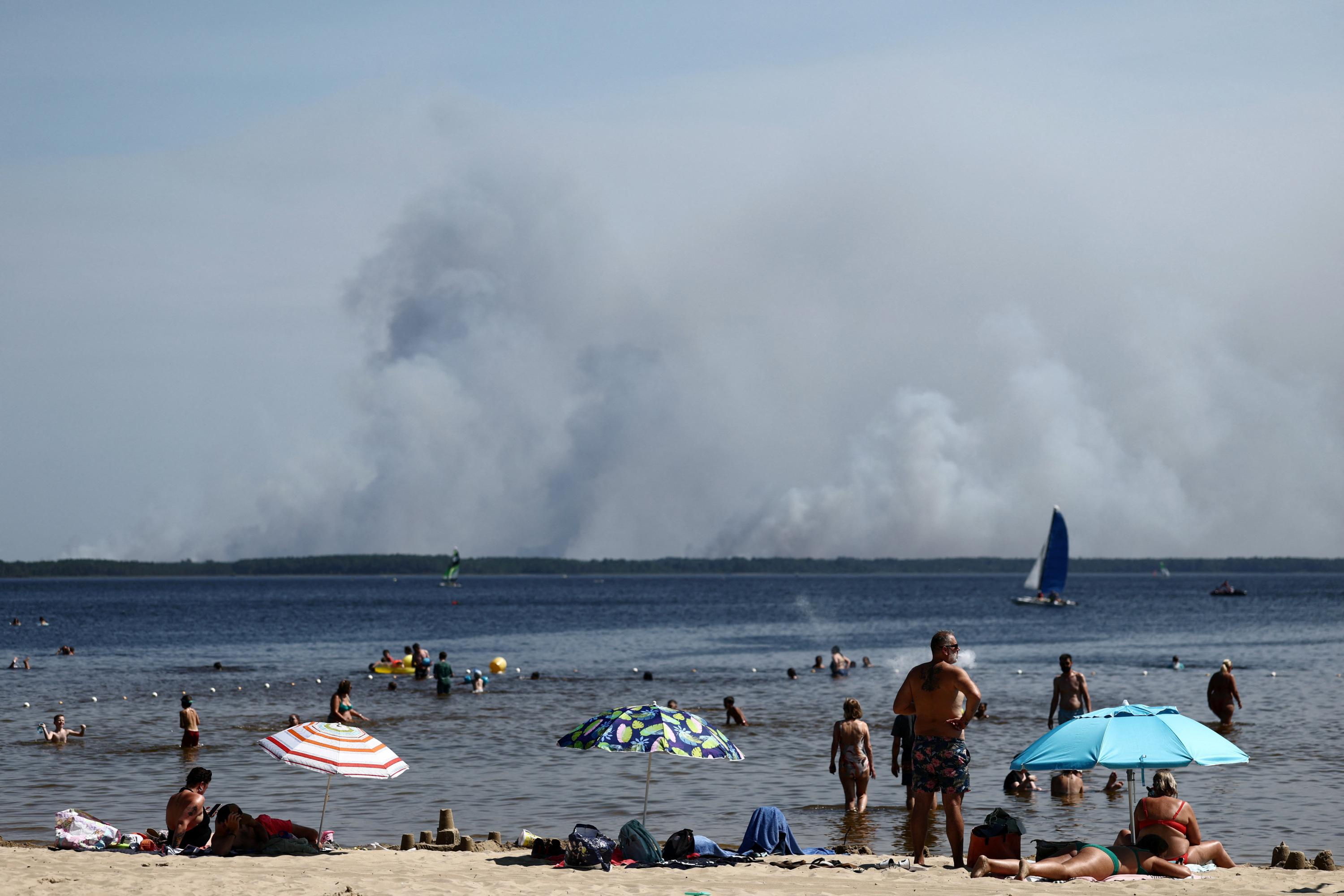 EN DIRECT - Incendies en Gironde : les campings de Lacanau évacués «par précaution», annonce la commune