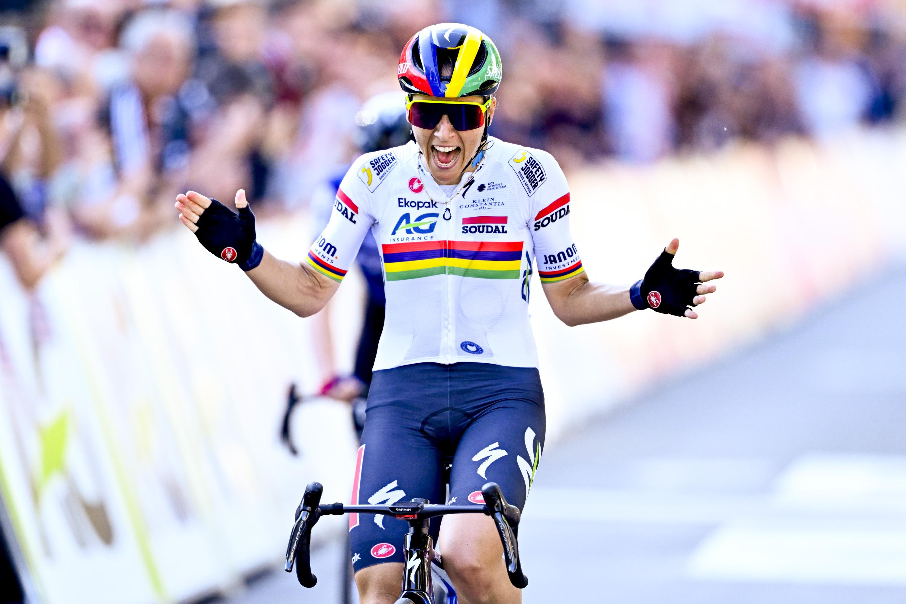 Tour de France femmes : revivez la victoire de Kim Le Court devant les deux Françaises Cédrine Kerbaol et Célia Gery au sprint