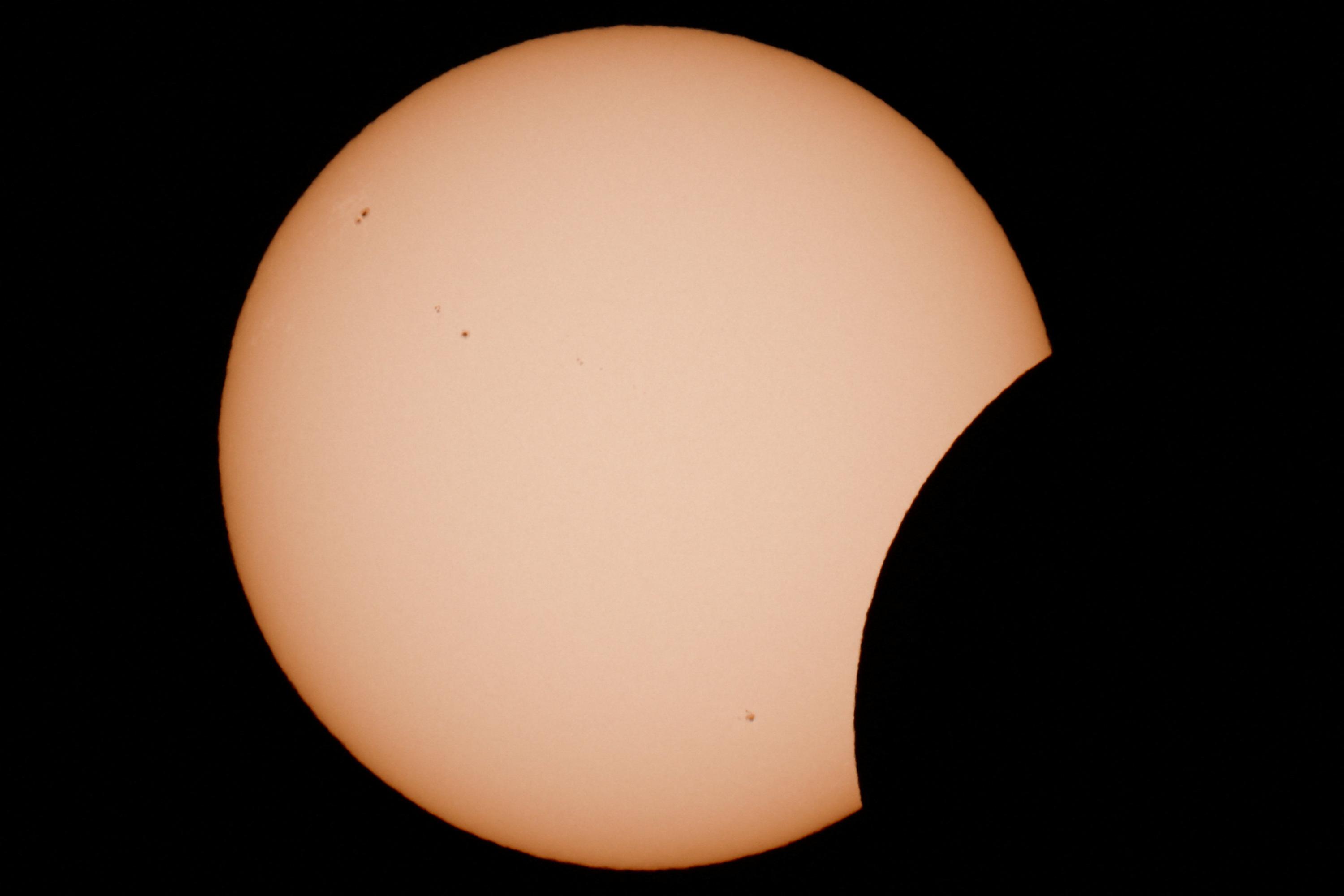 EN DIRECT - Éclipse solaire : suivez l’événement exceptionnel qui a débuté en France et en Espagne