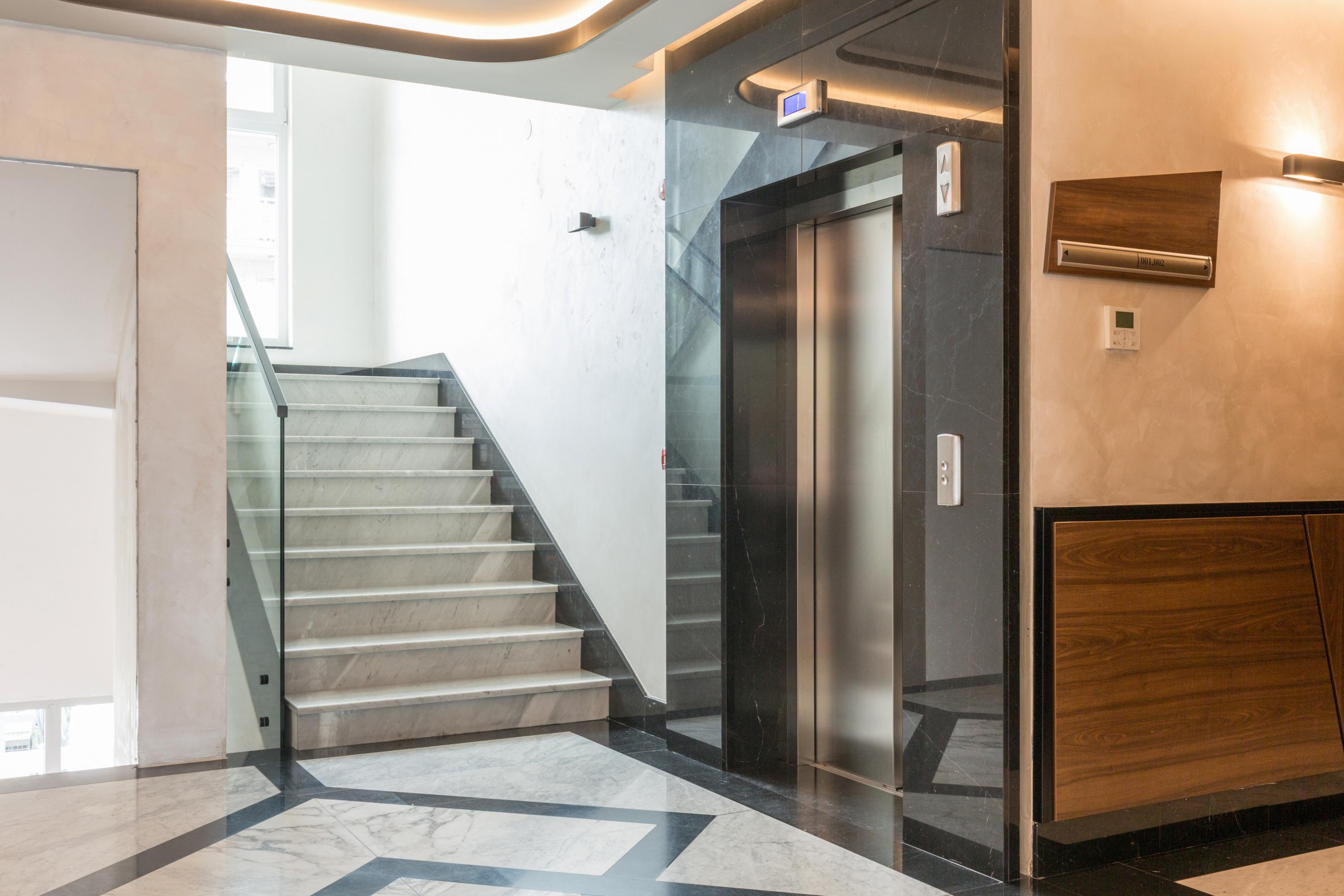 Une vendeuse ment sur la présence d’un ascenseur pour gonfler le prix de son appartement