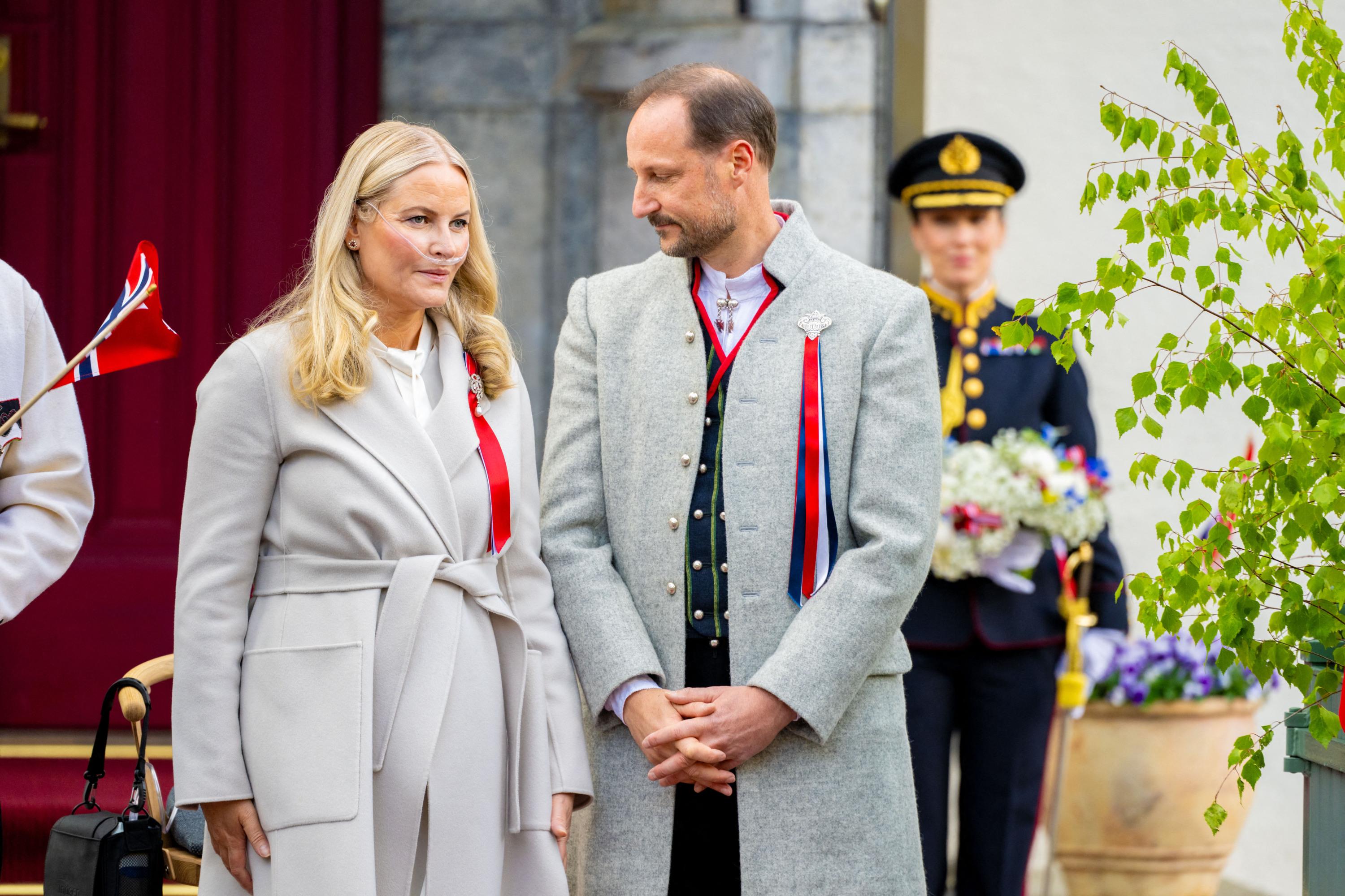«Des complications à plusieurs reprises» : le roi Haakon VIII a prêté serment sans son épouse Mette Marit