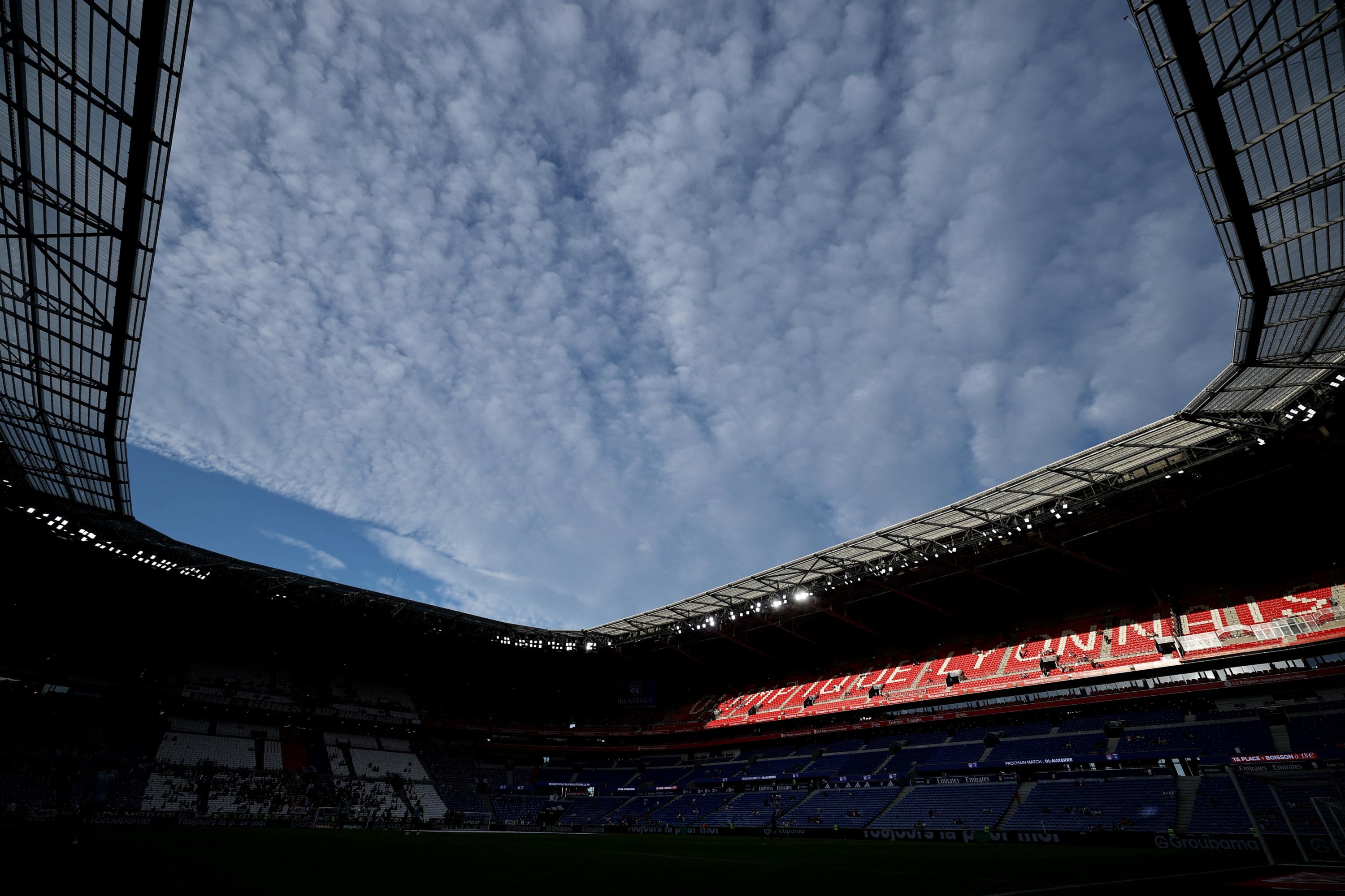 « Ils ont failli tuer mon fils, ils l’ont massacré » : un lycéen agressé par des supporters en marge d’un match de l’OL