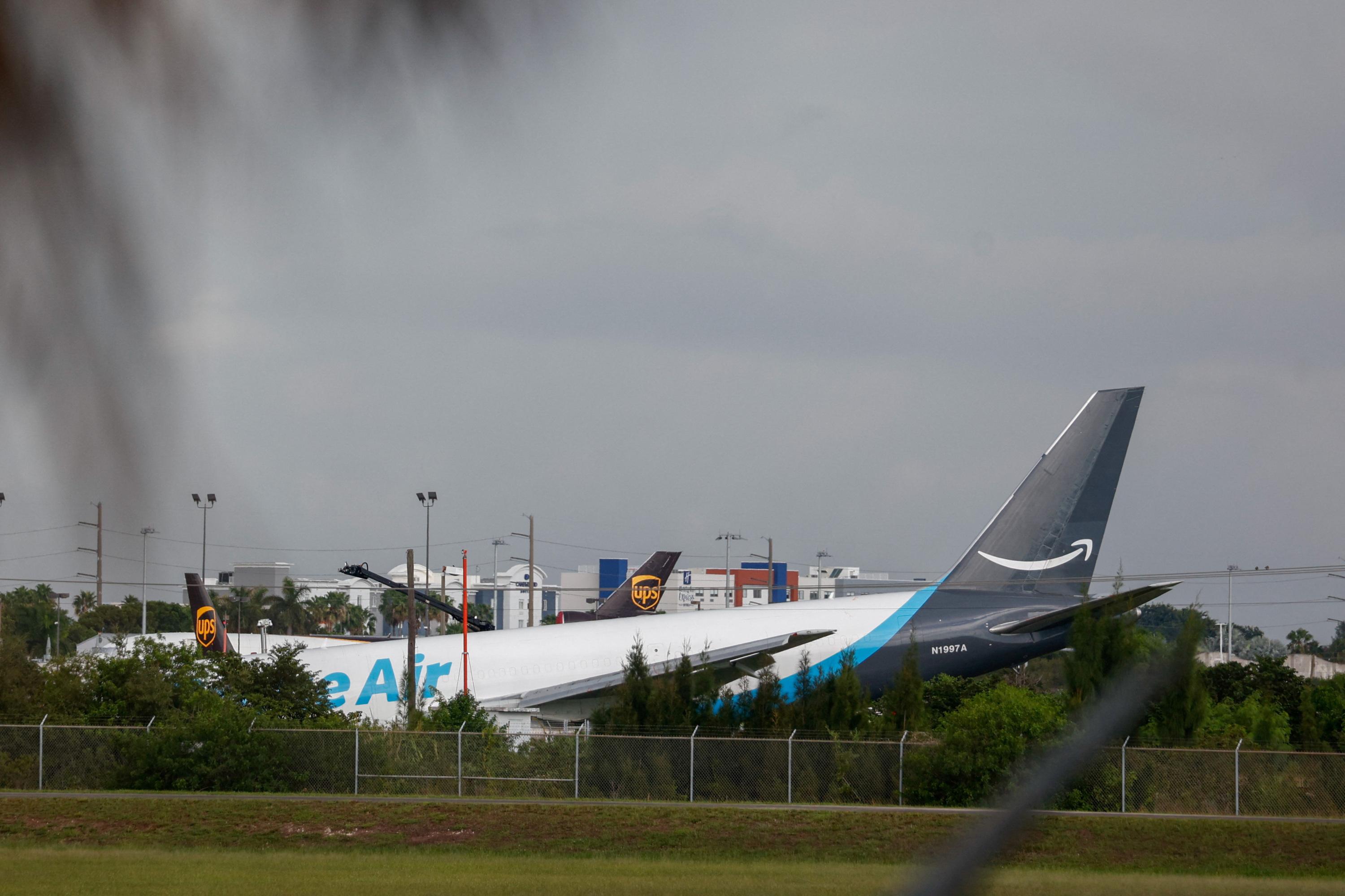 États-Unis: à Miami, un avion-cargo sort de piste et percute des véhicules
