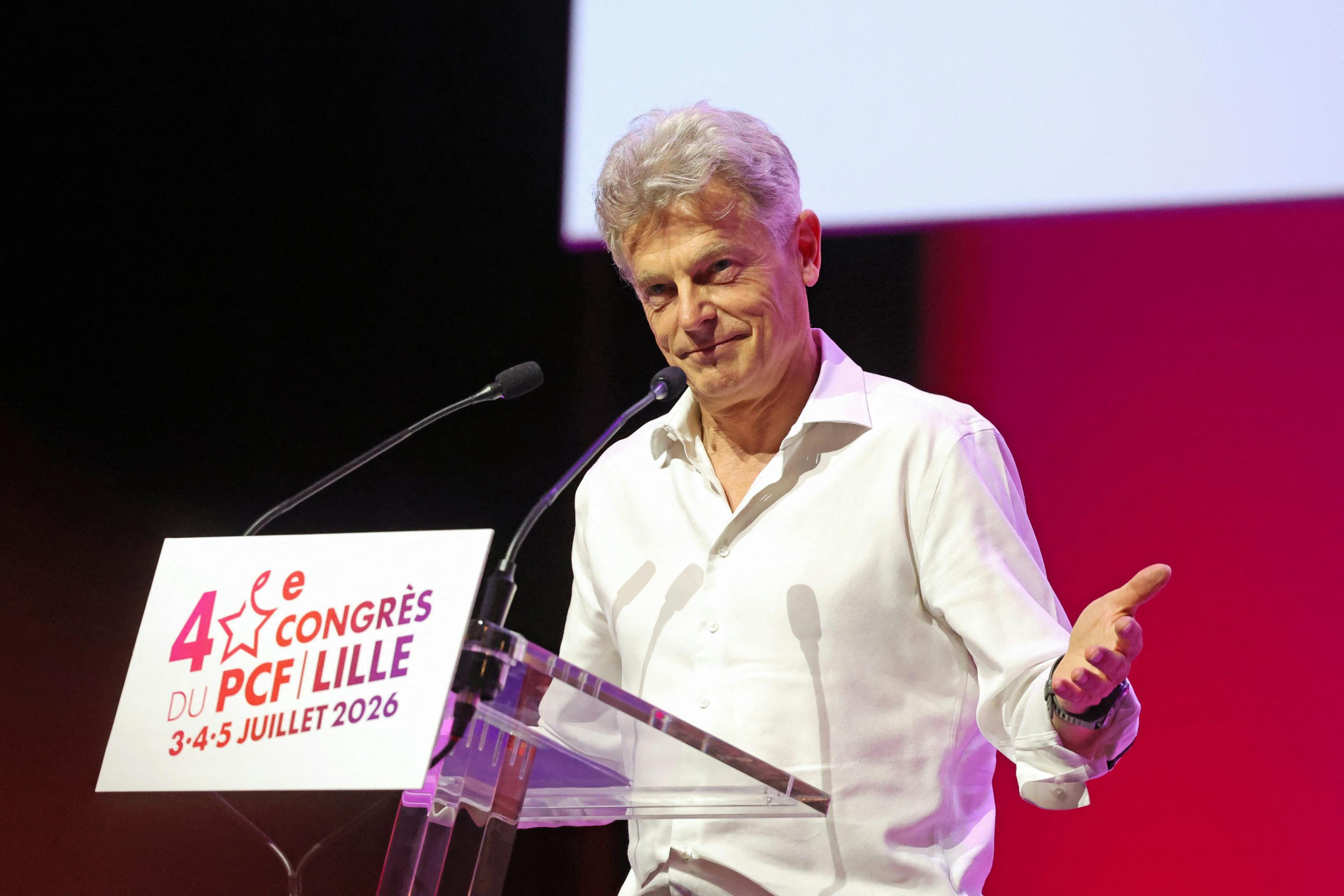 Présidentielle 2027 : adoubé par ses militants, le communiste Fabien Roussel officialise sa candidature en solitaire