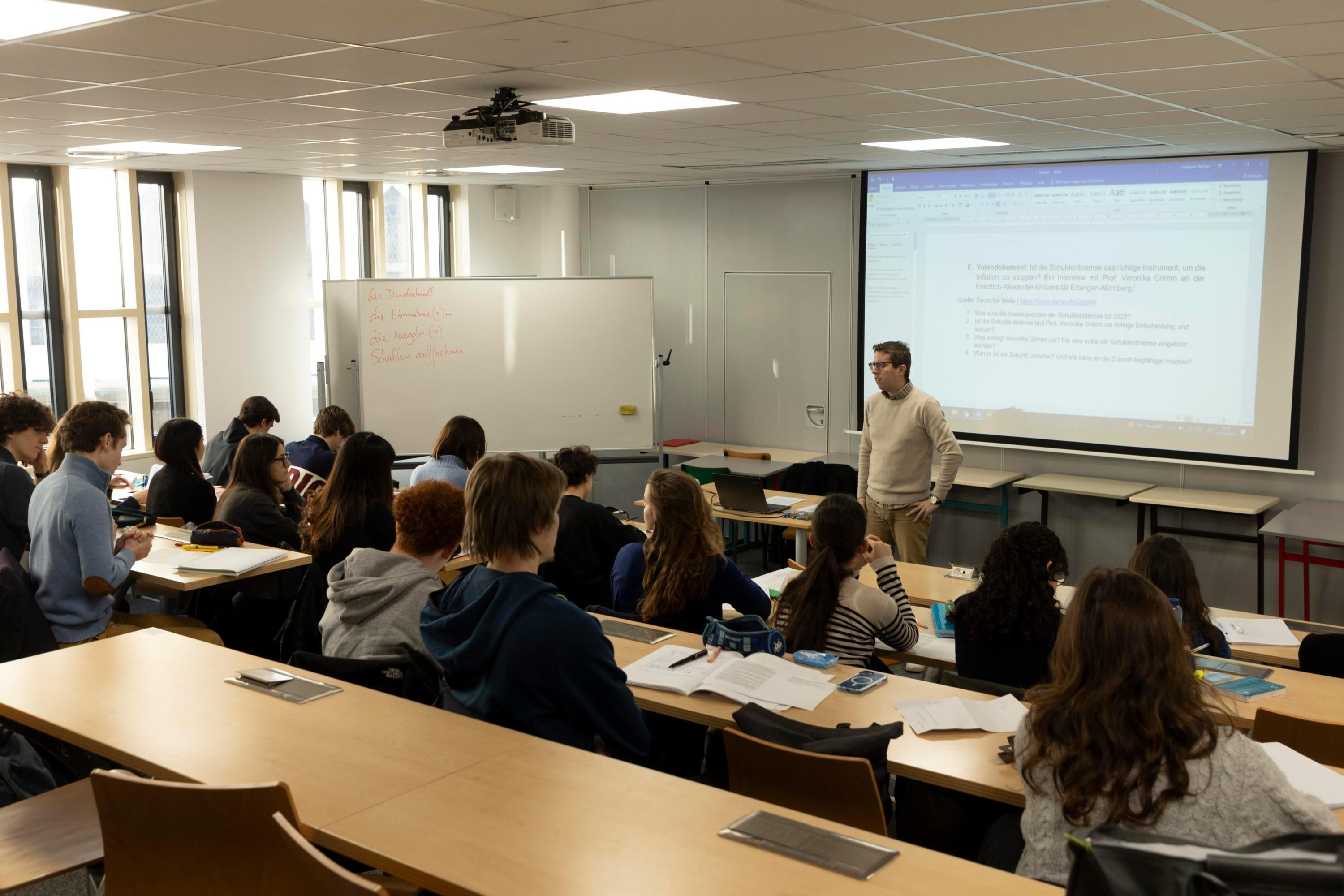 Classement Pisa : quatre infographies pour comprendre le recul des élèves français en sciences depuis 20 ans Thumbnail