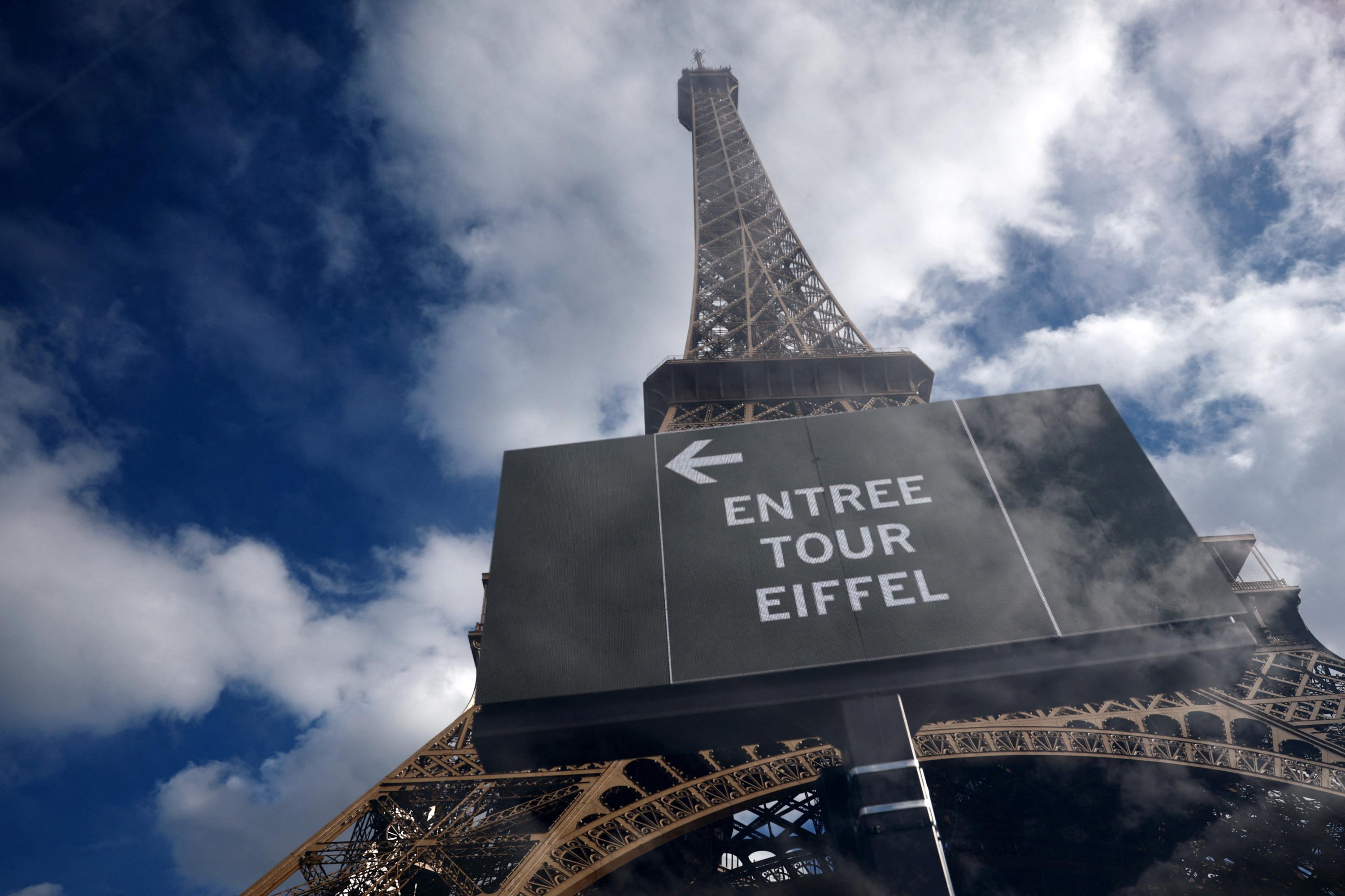 Femmes écartées à la tour Eiffel pour la visite d’une délégation hindoue : Ariel Weil dénonce des «cadres un peu zélés» Thumbnail
