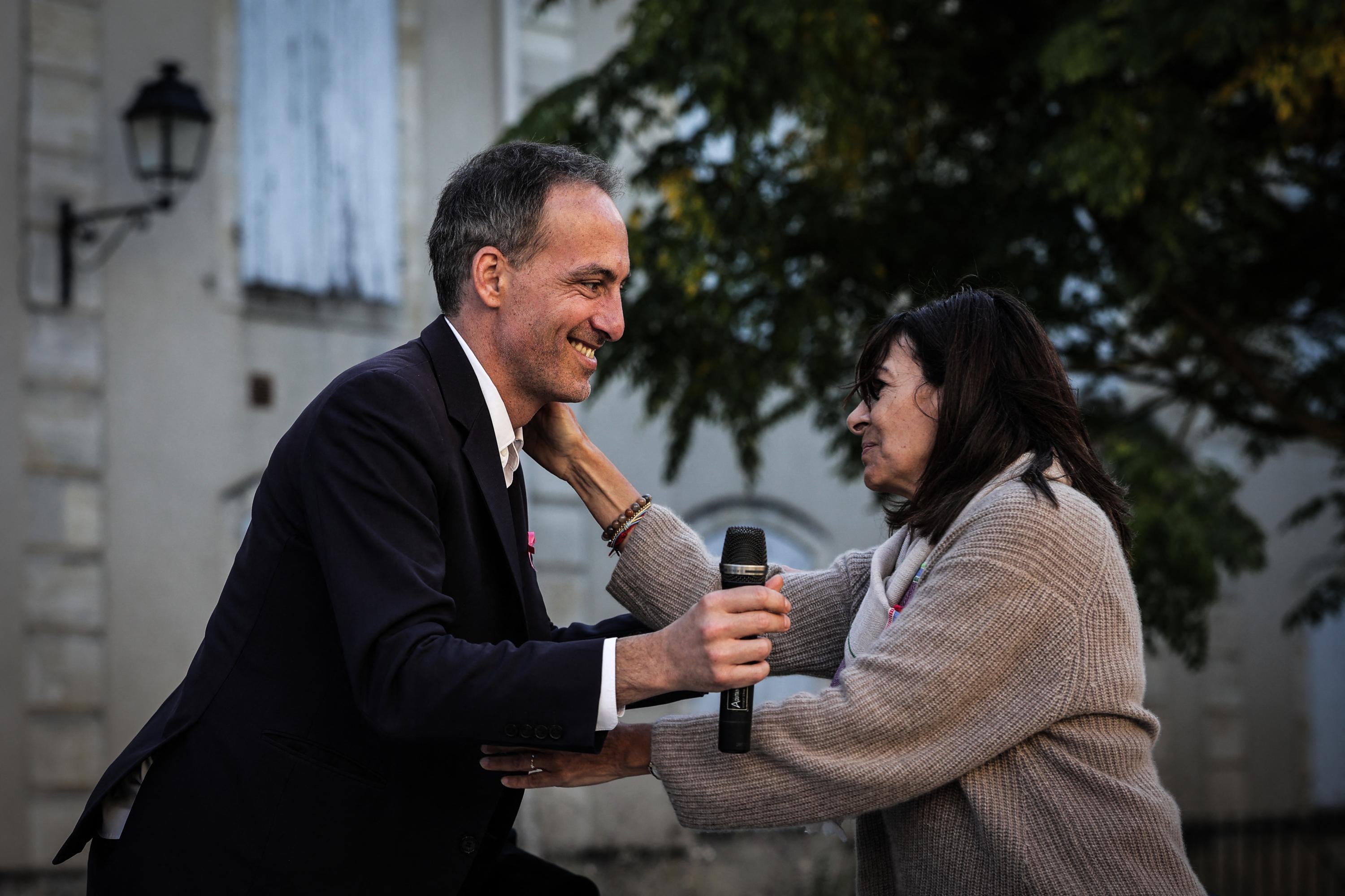 EN DIRECT - Présidentielle 2027 : Anne Hidalgo va voter pour Raphaël Glucksmann à la primaire de la gauche, «le seul» à parler d’écologie
