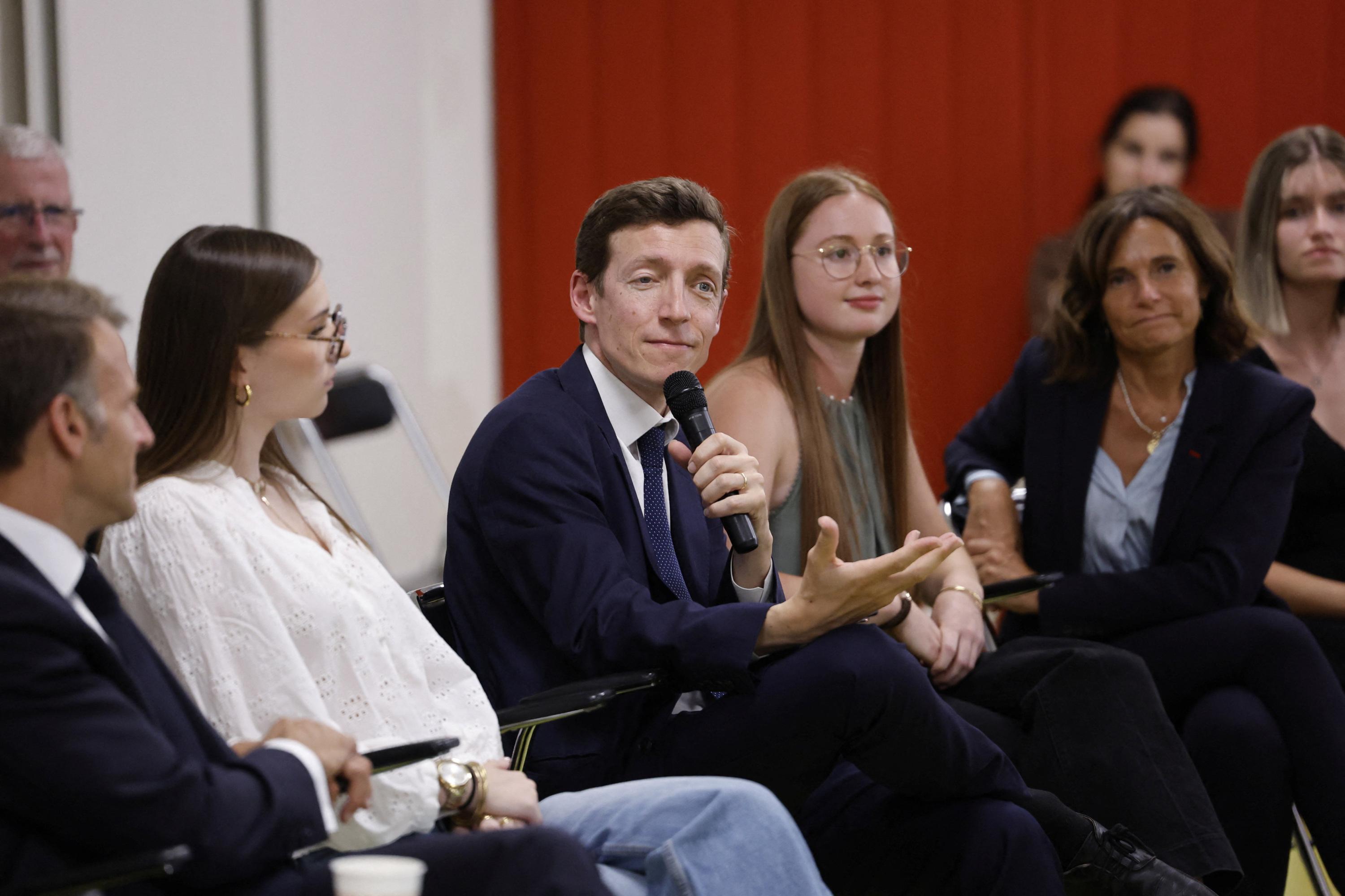 «Je crois profondément au principe de laïcité» : Édouard Geffray soutient que «l’abaya n’a pas sa place à l’école»