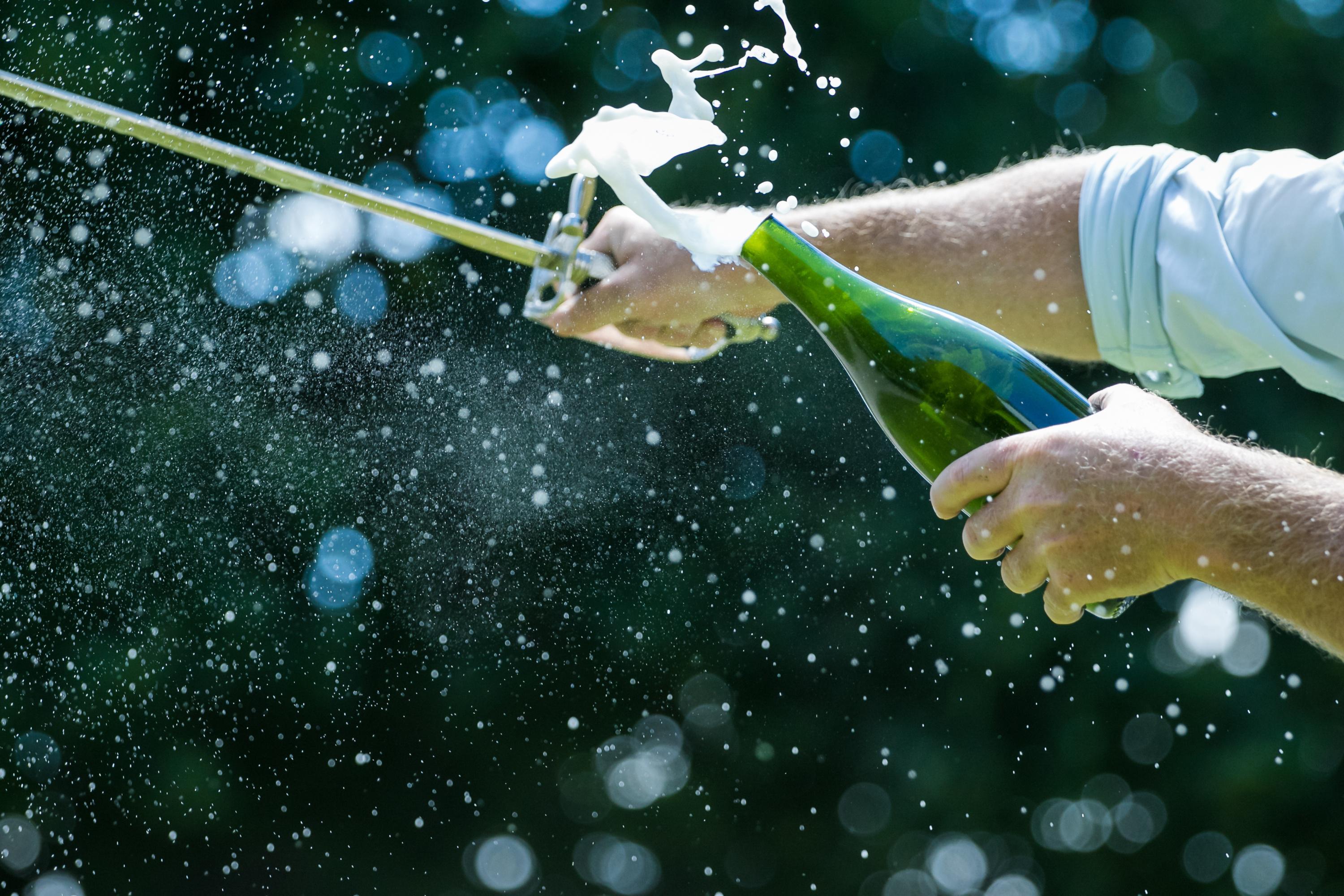 118 bouteilles en une minute : un dentiste suisse bat le record du monde de sabrage de champagne