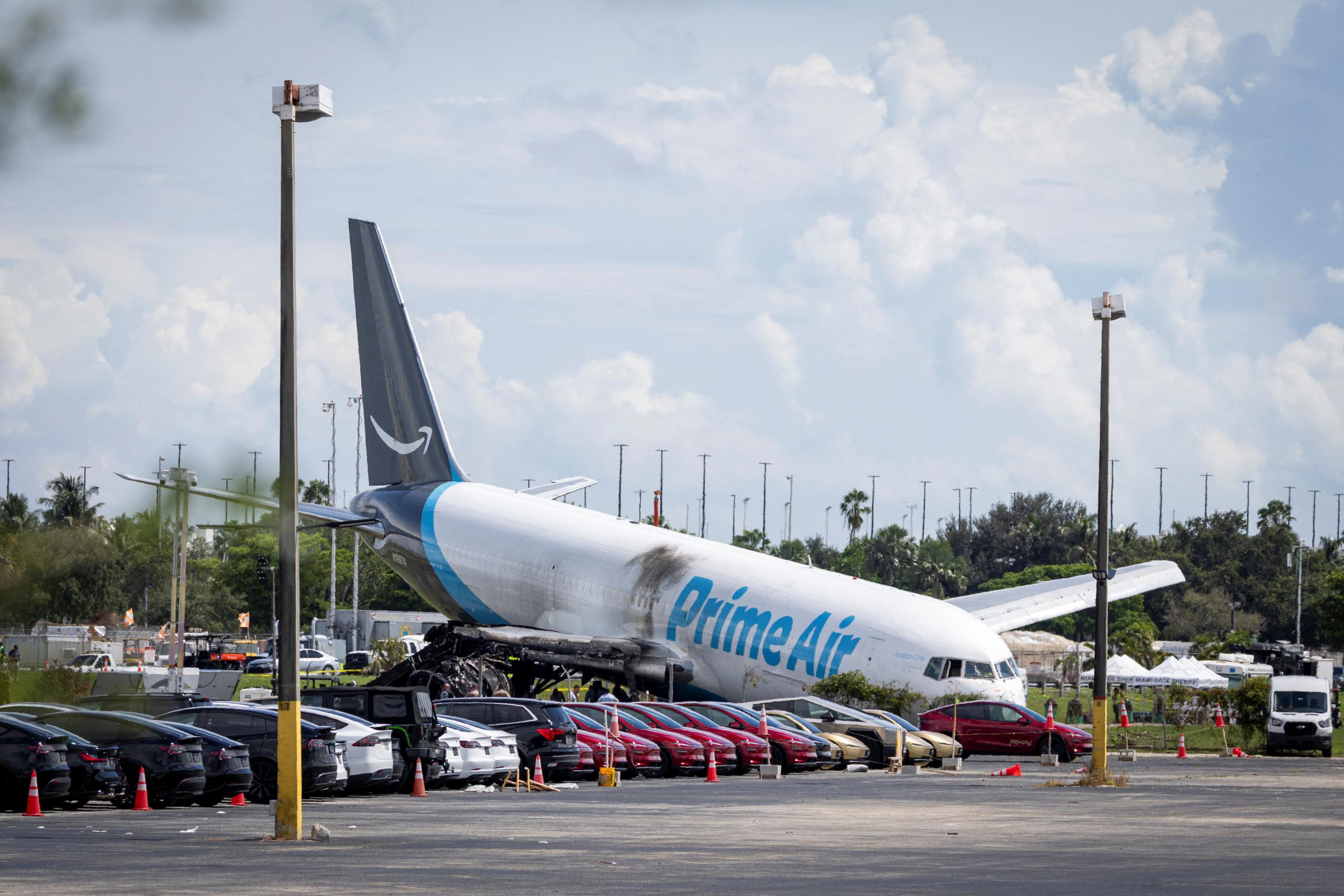 Crash d’un avion-cargo à Miami : un des deux pilotes avait signalé une vitesse excessive