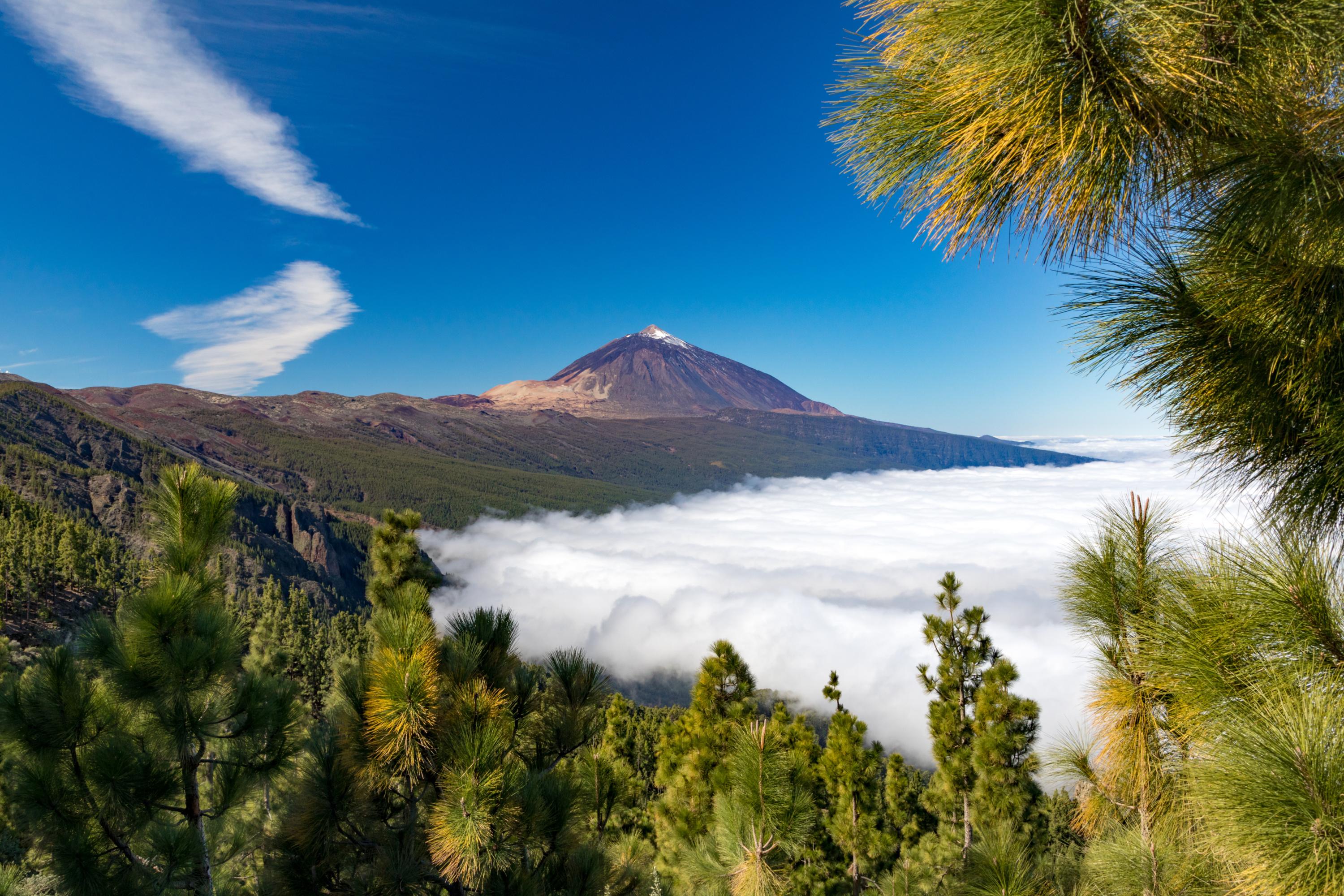 Volcans, lacs et falaises : 5 voyages pour marcher dans des paysages irréels