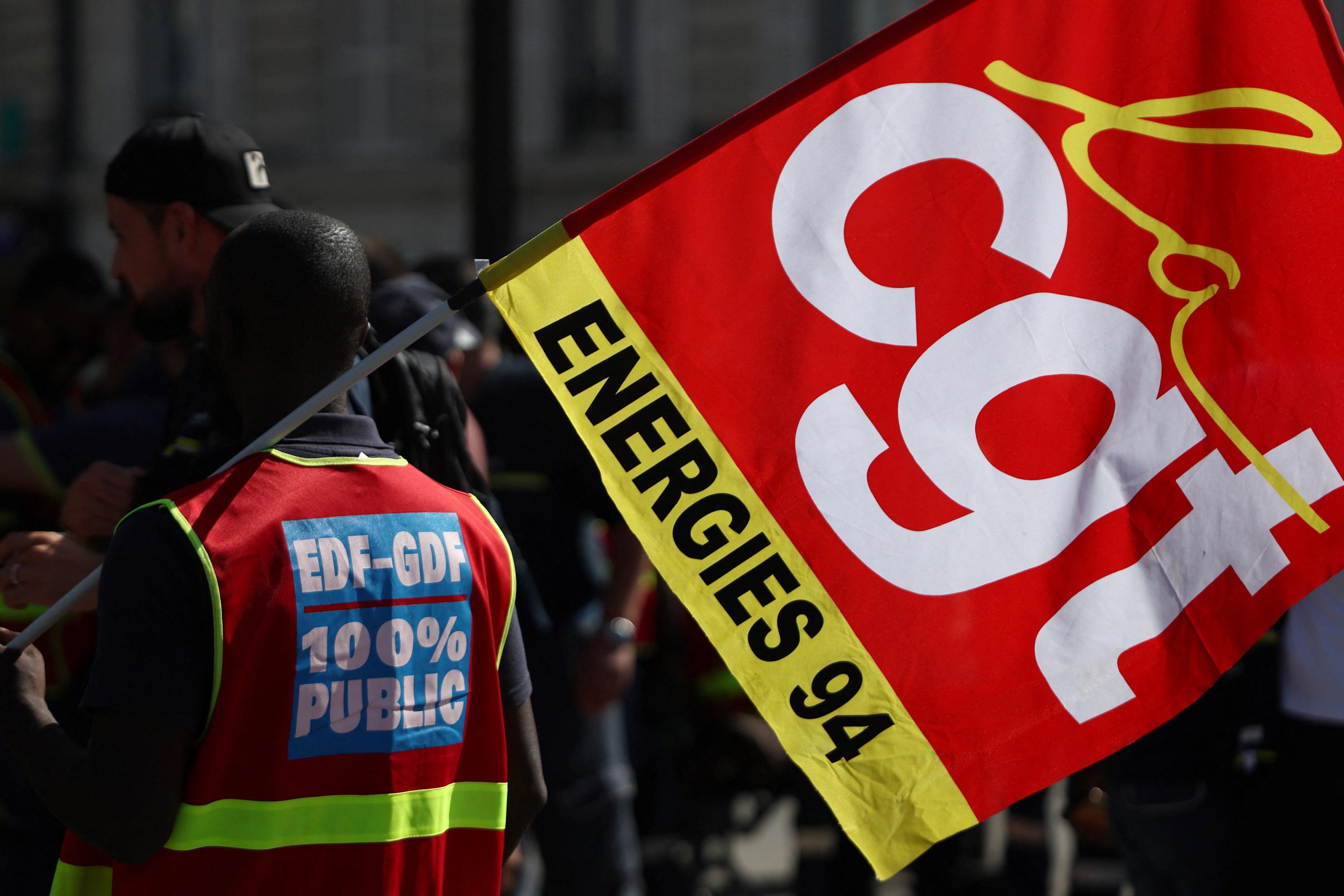 Près de 60% de grévistes chez EDF hors filiales à la mi-journée ce mardi, selon la direction