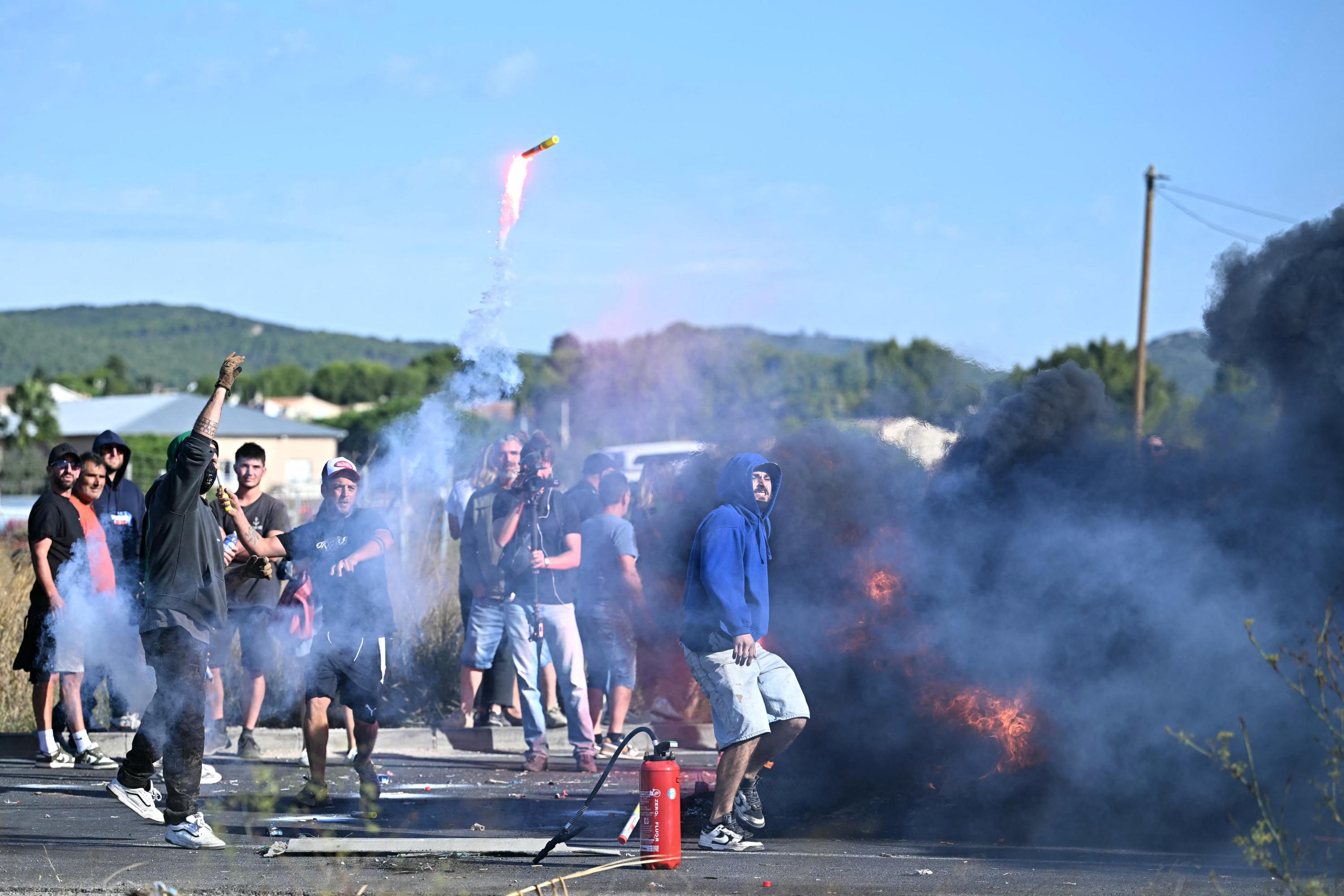 Prix des carburants : des pêcheurs bloquent à nouveau un dépôt pétrolier dans l’Hérault