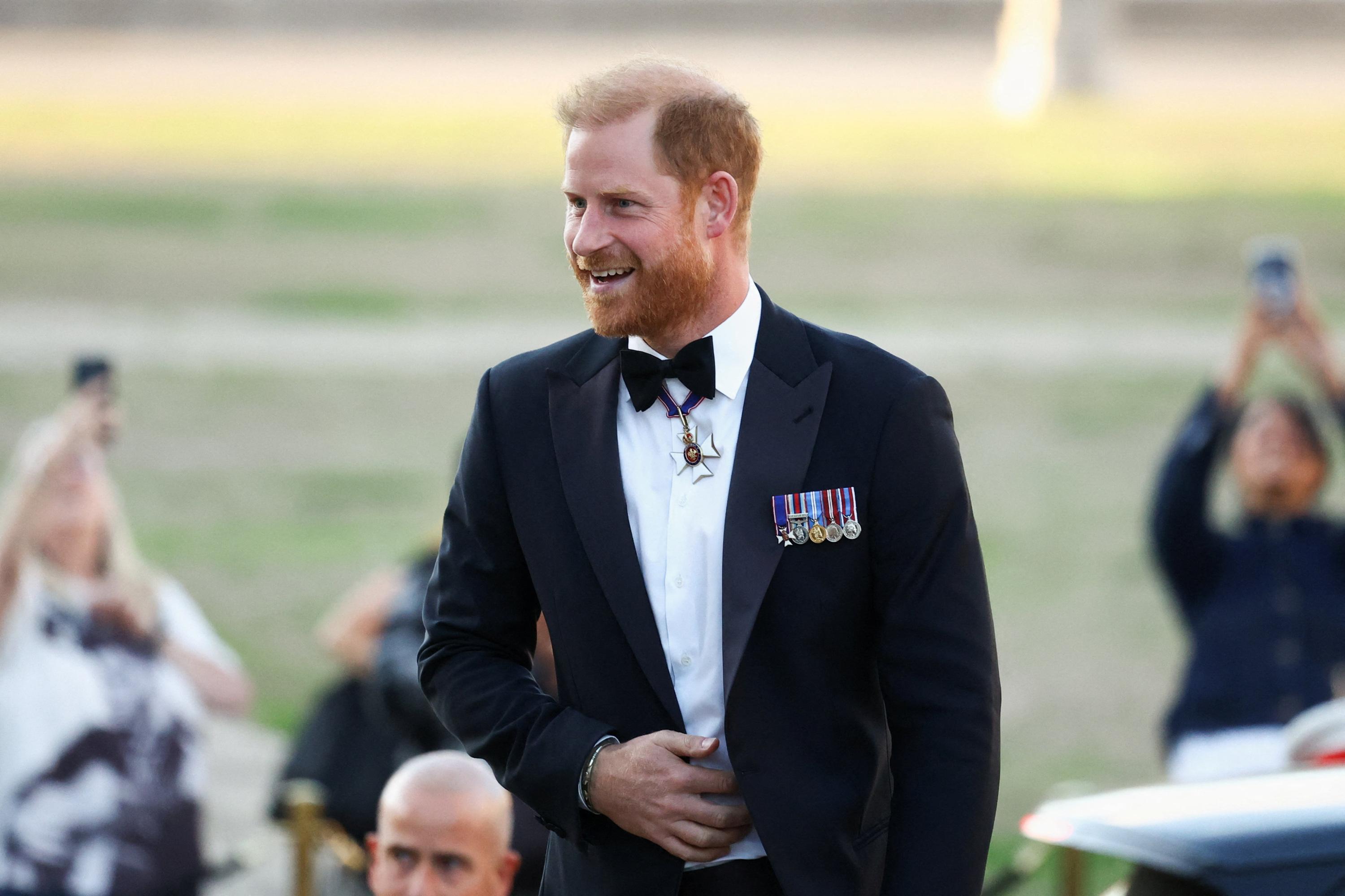 «Ça fait du bien d’être de retour sur le sol britannique», indique le prince Harry pour sa première sortie publique