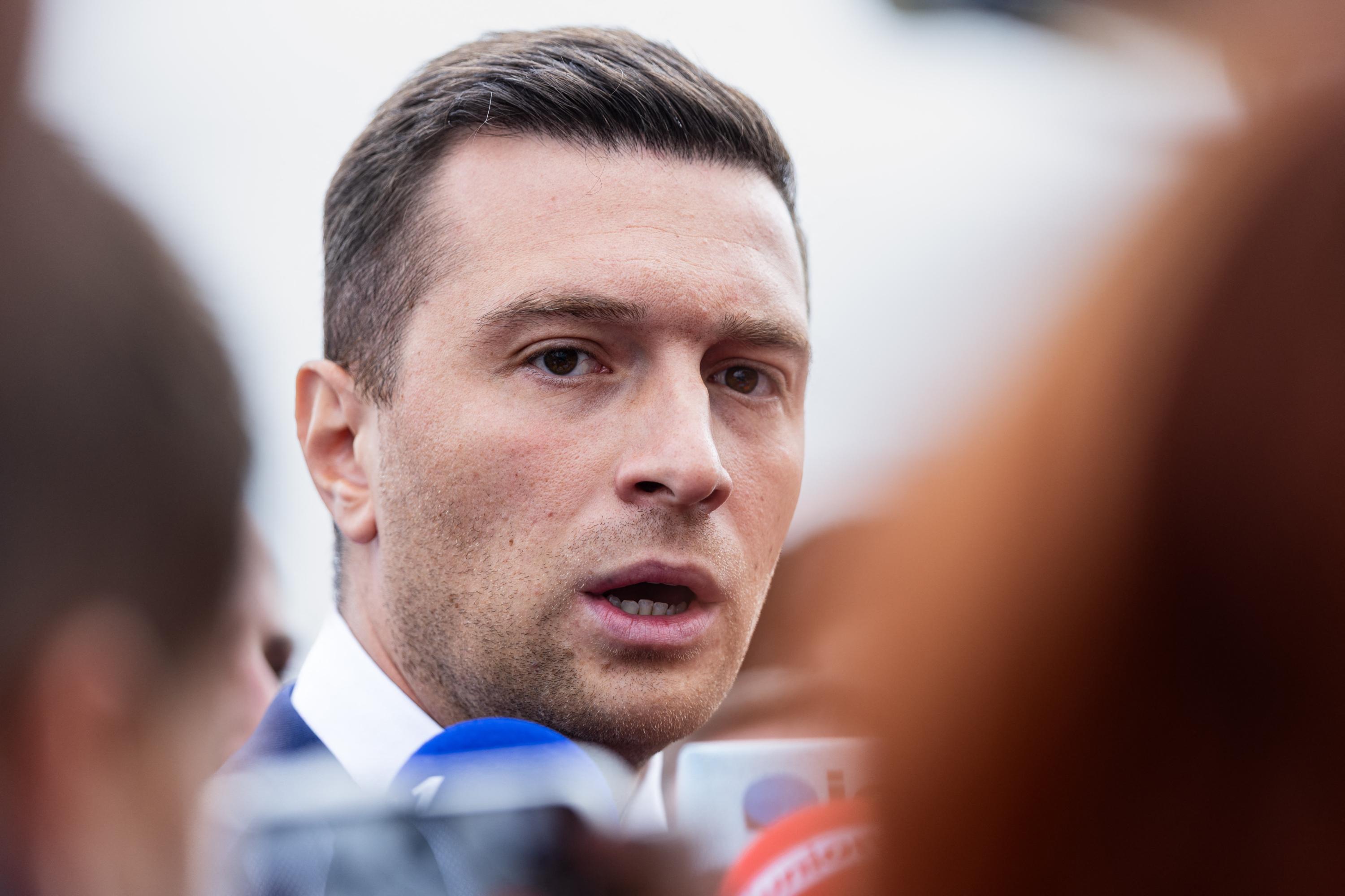 EN DIRECT - Réunion de crise sur l’énergie : Jordan Bardella demande à Emmanuel Macron «d’accepter une baisse des taxes sur les carburants»