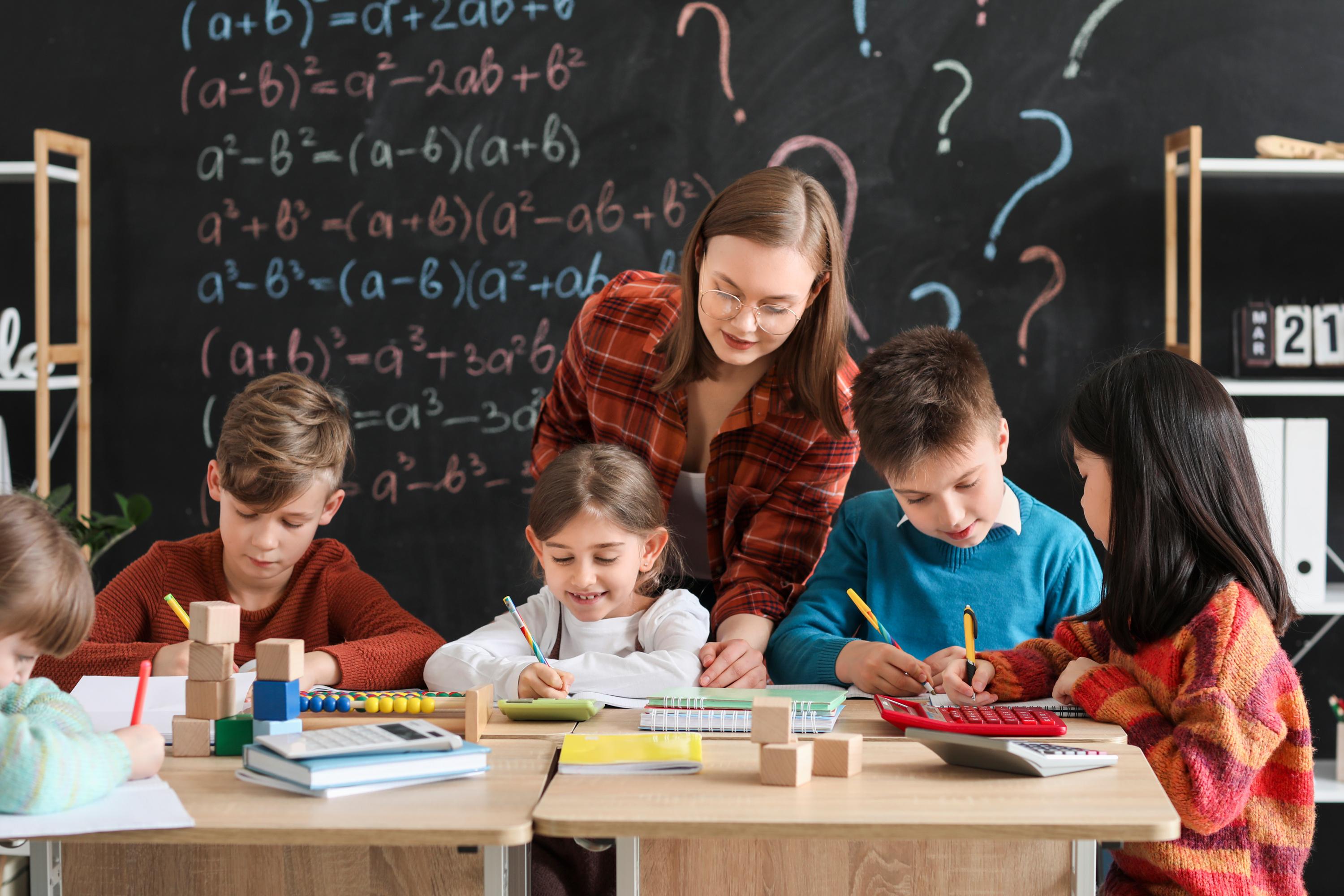 Pourquoi les écarts entre les filles et les garçons persistent en maths et en lecture à l’école