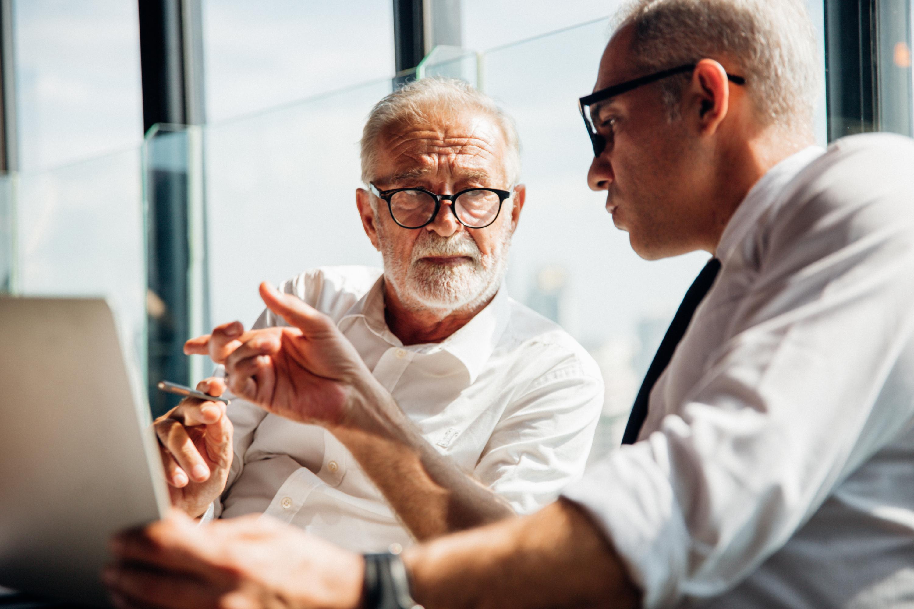 «Les jeunes ont les outils, moi j’ai les cicatrices»… Le consulting, la revanche des boomers retraités