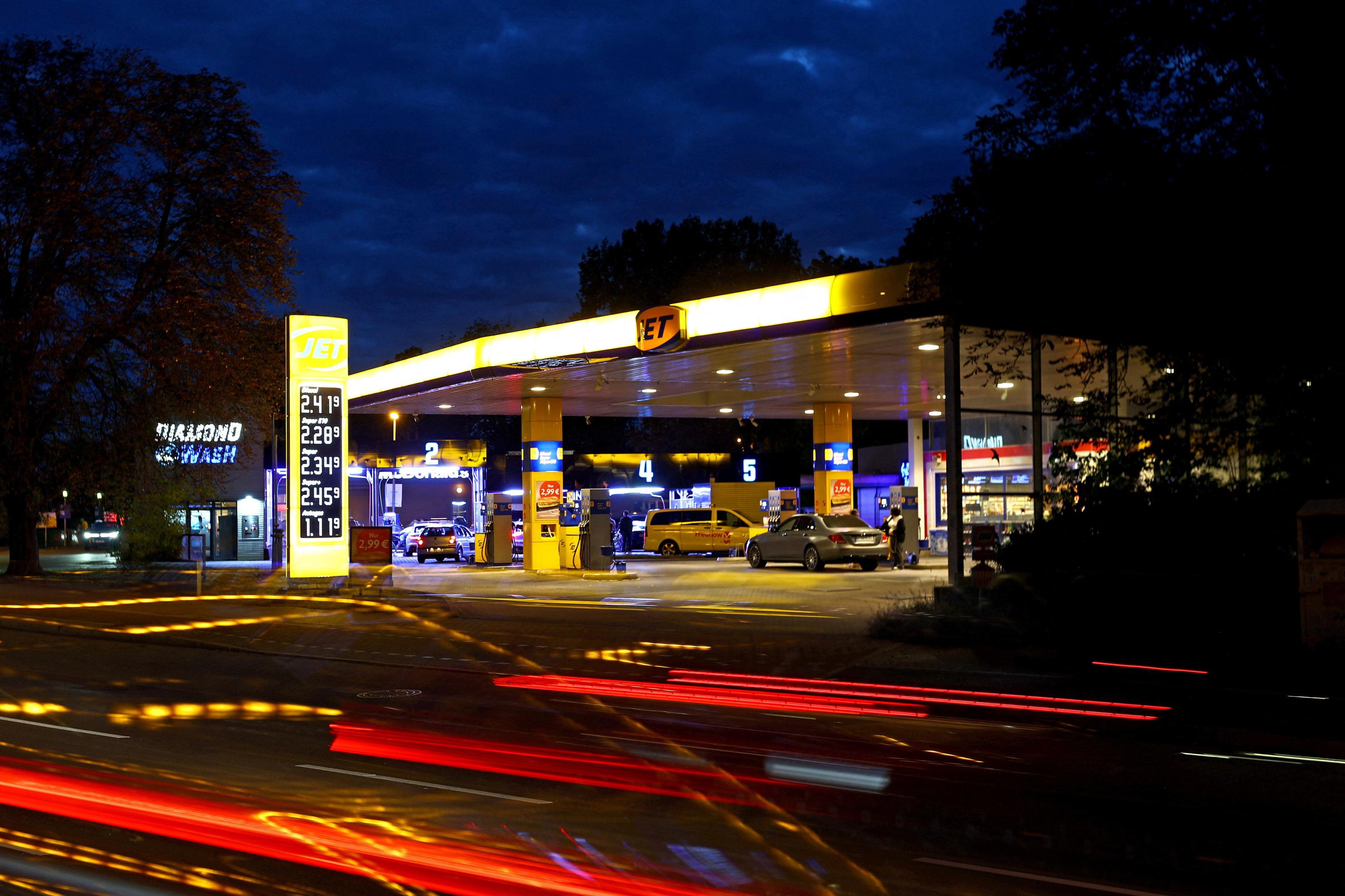«Une très mauvaise idée» : Bruxelles critique la piste d’une interdiction des exportations de diesel américain