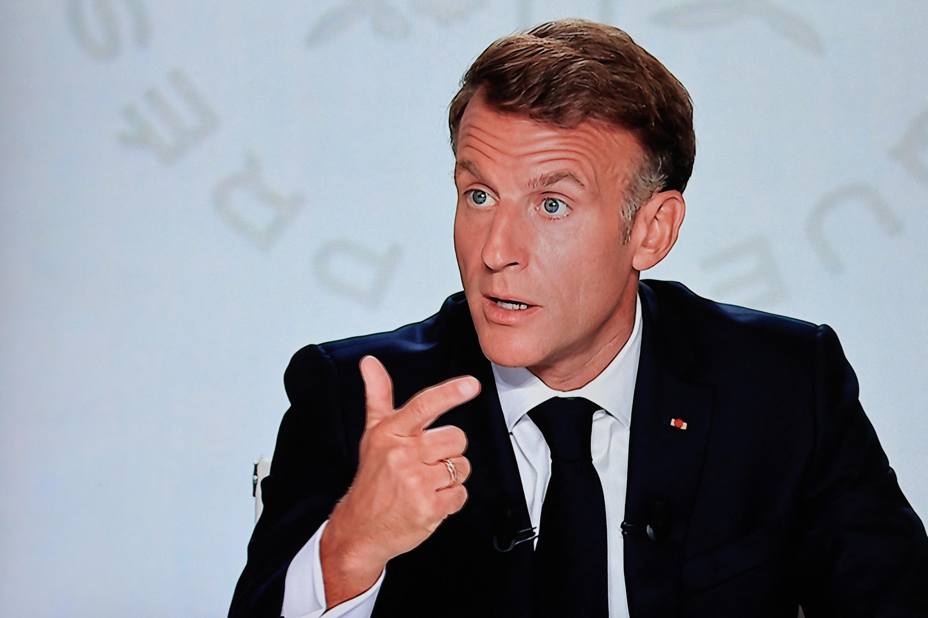Menace russe, prix des carburants, présidentielle 2027 : ce qu’il faut retenir de l’interview d’Emmanuel Macron sur TF1 et France 2