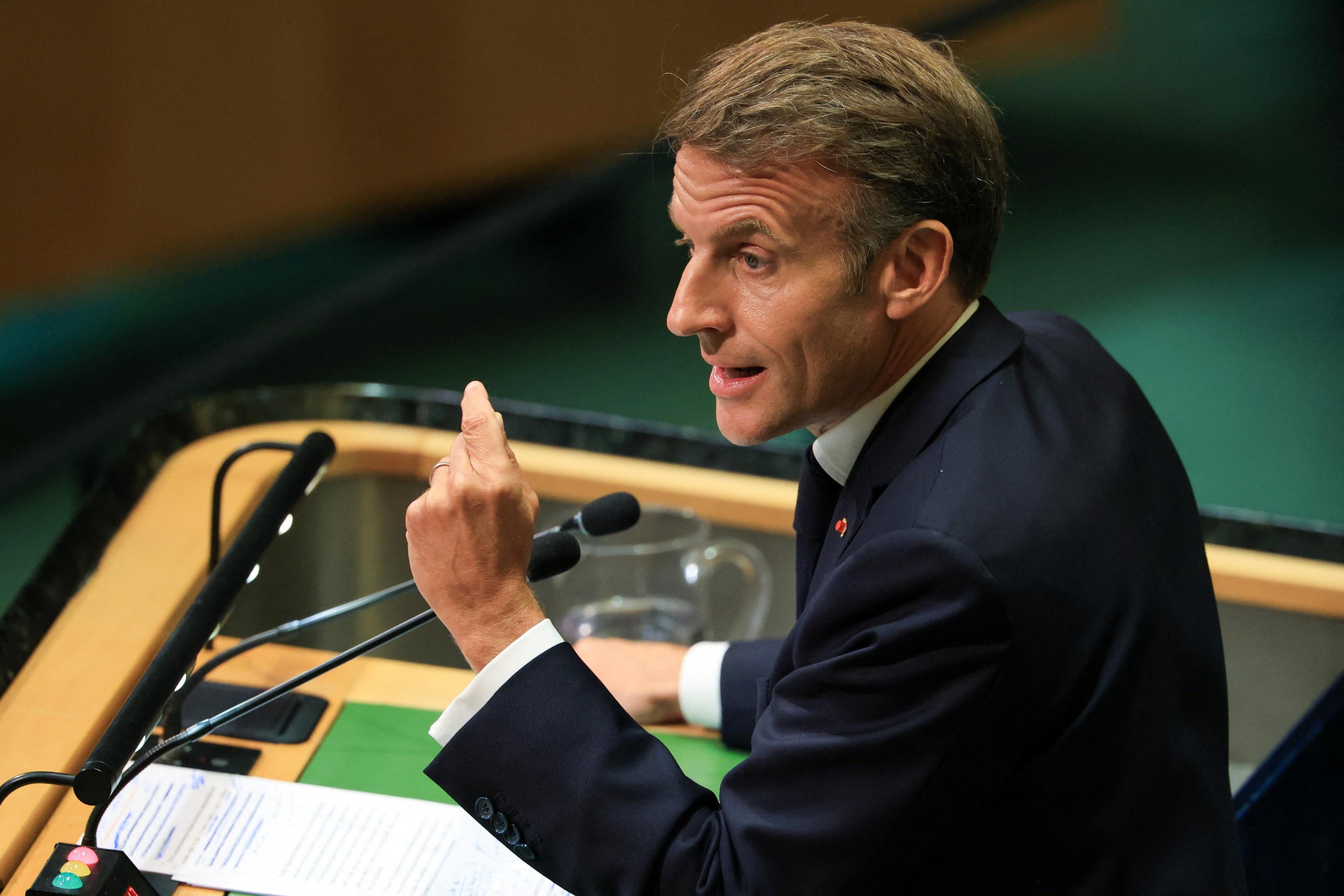 «Il ne faut rien exclure» : Macron n’écarte pas une baisse des taxes sur le carburant si les prix continuaient à augmenter