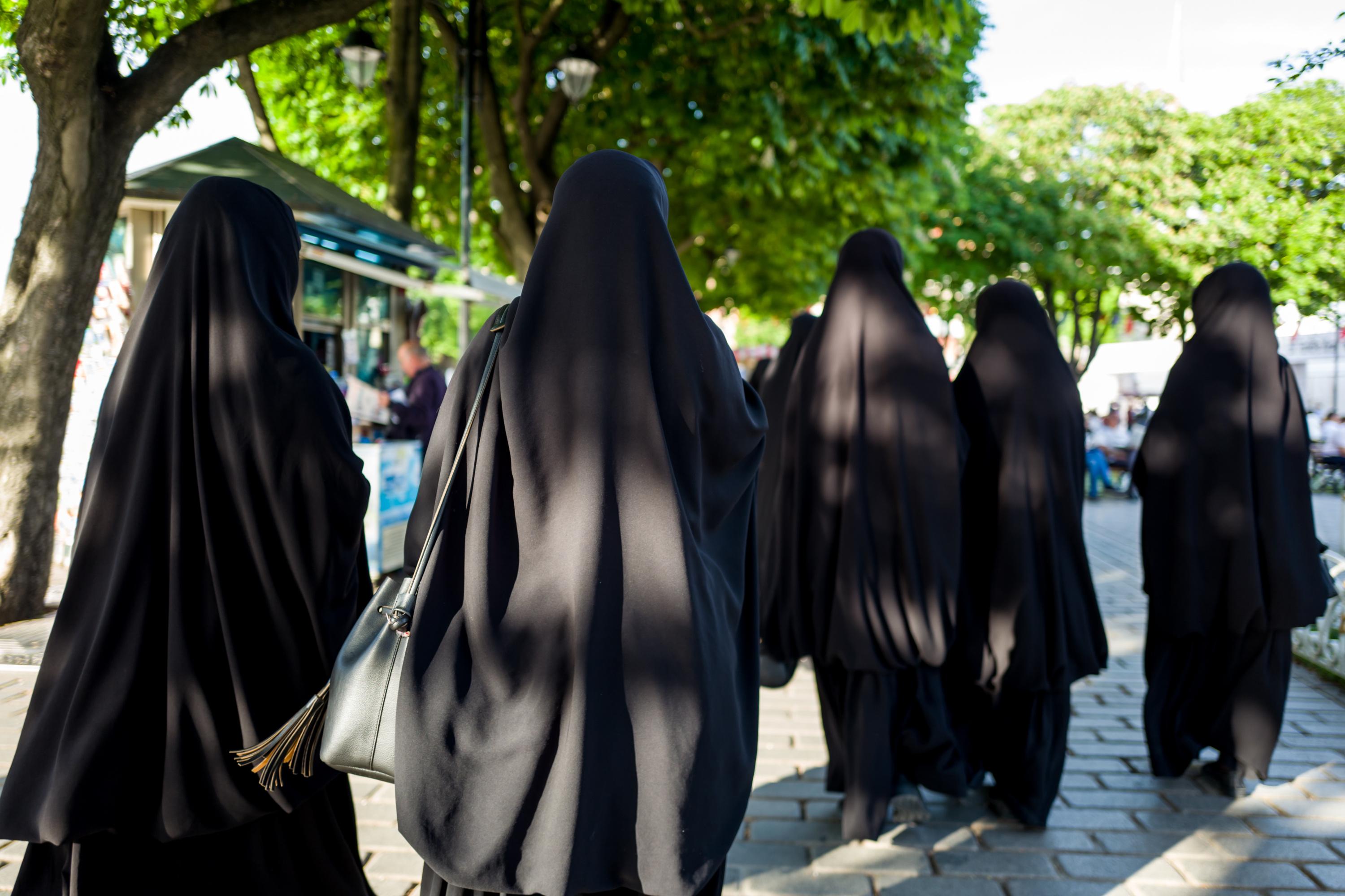 Espagne : une municipalité de Catalogne interdit le port de la burqa dans les espaces publics
