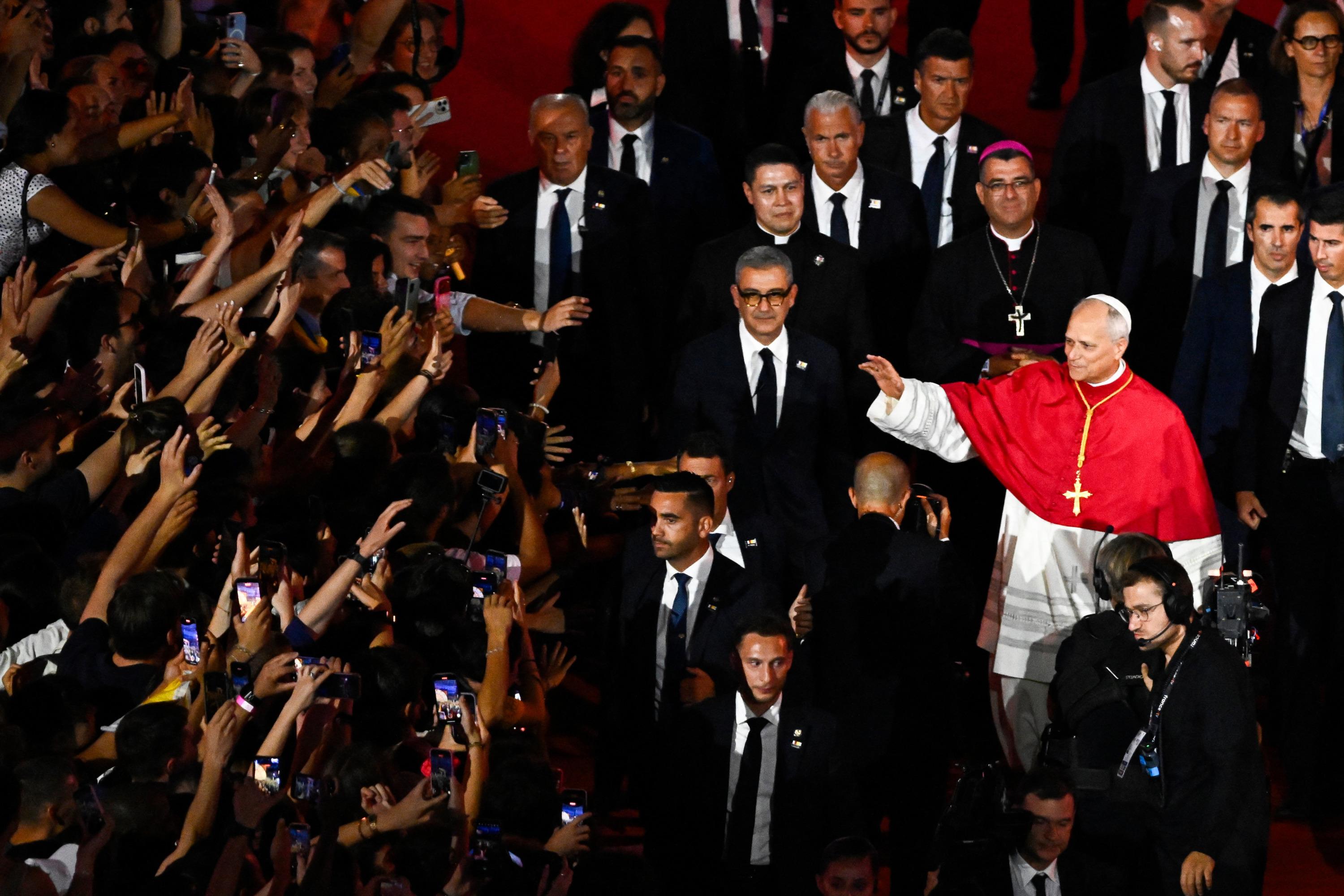 Visite de Léon XIV : de l’Élysée au Stade de France, revivez la première journée du pape à Paris