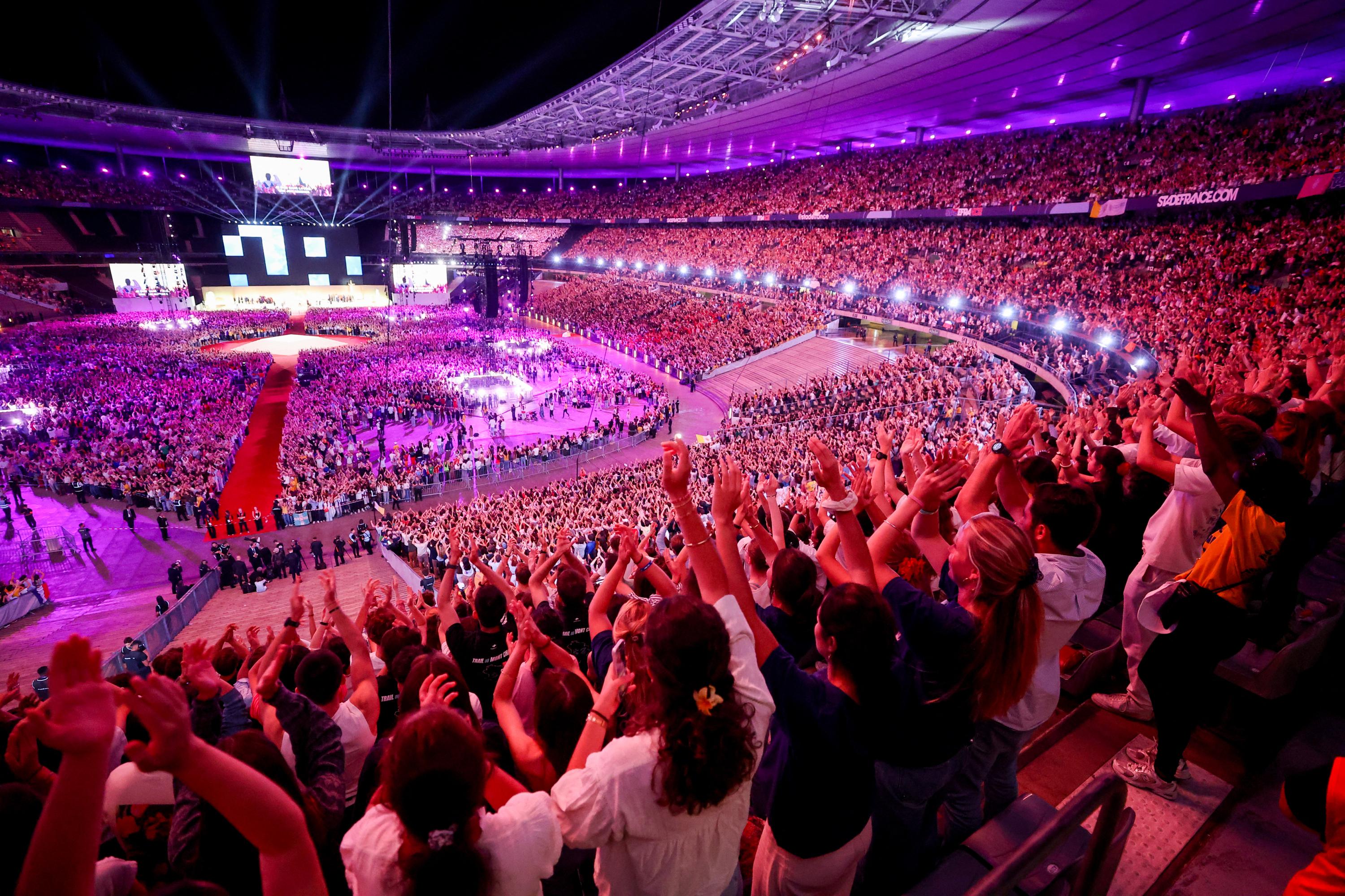 Dans un stade de France enflammé, Léon XIV a appelé les jeunes à la sainteté et aux vocations