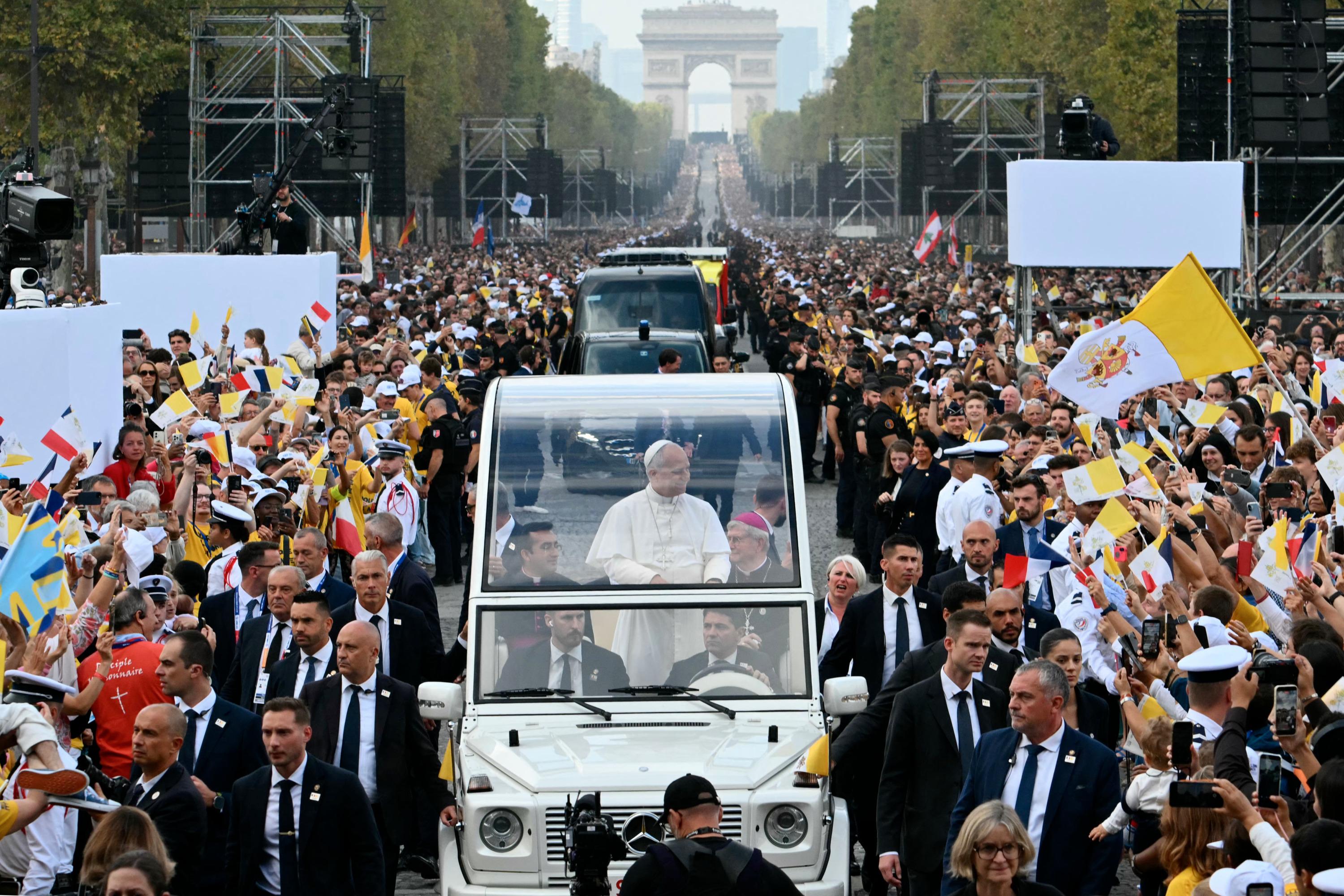 EN DIRECT - Visite du pape en France : après avoir descendu les Champs-Élysées devant une foule en liesse, Léon XIV célèbre une grande messe à la Concorde
