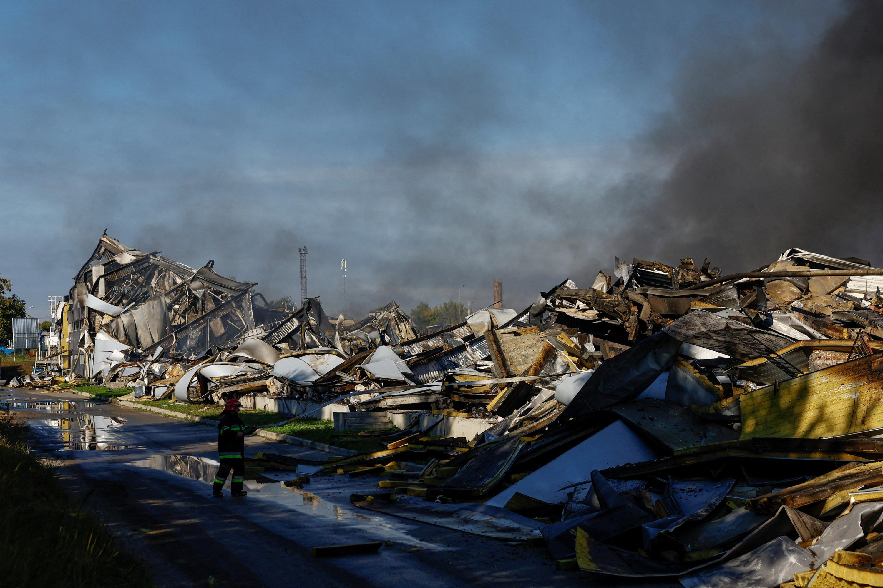 Guerre en Ukraine : des frappes russes tuent au moins cinq personnes dans le pays, dont une à Kiev