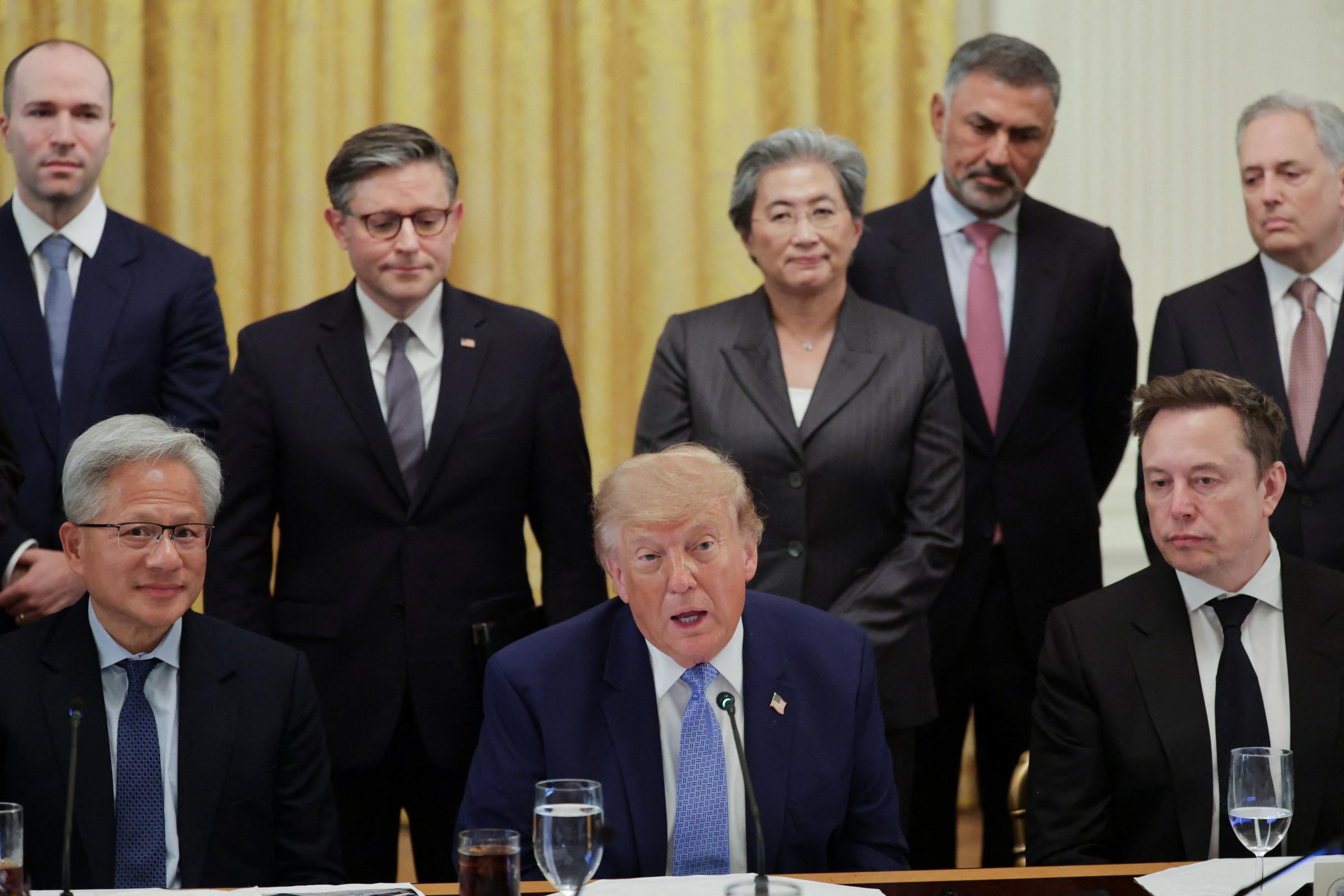 Intelligence artificielle : Donald Trump s’oppose à toute réglementation et défend «l’auto-régulation»