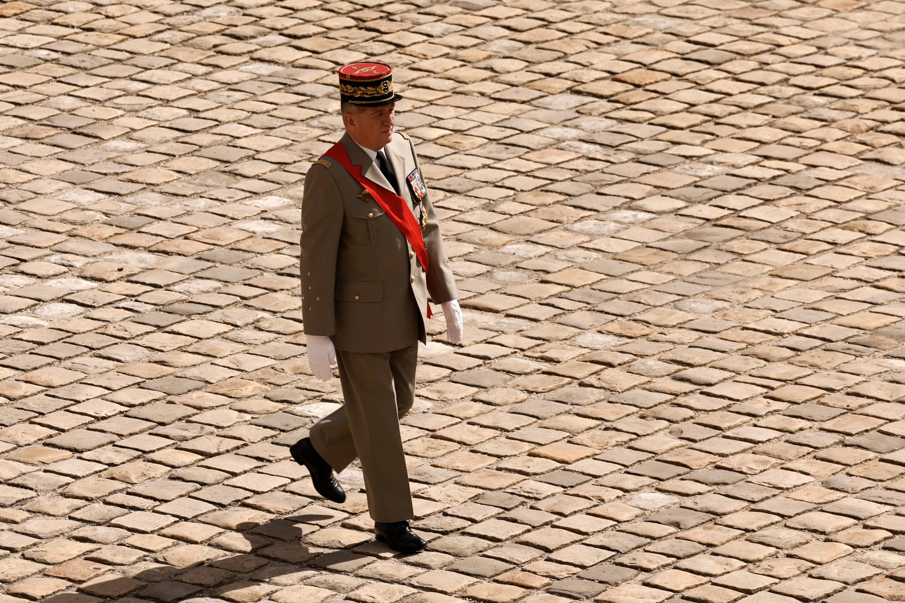 « On ne peut pas acheter la Légion d’honneur » : sorti libre de garde à vue, le général Puga riposte par la voix de son avocat