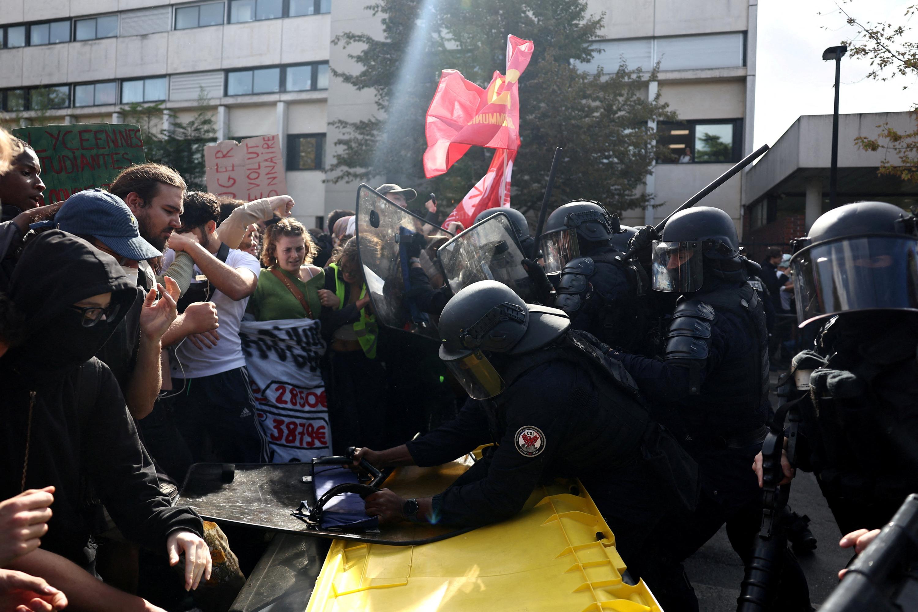 EN DIRECT - Blocus des lycées : fortes tensions dans plusieurs villes, 564 établissements perturbés et 600 interpellations à mi-journée