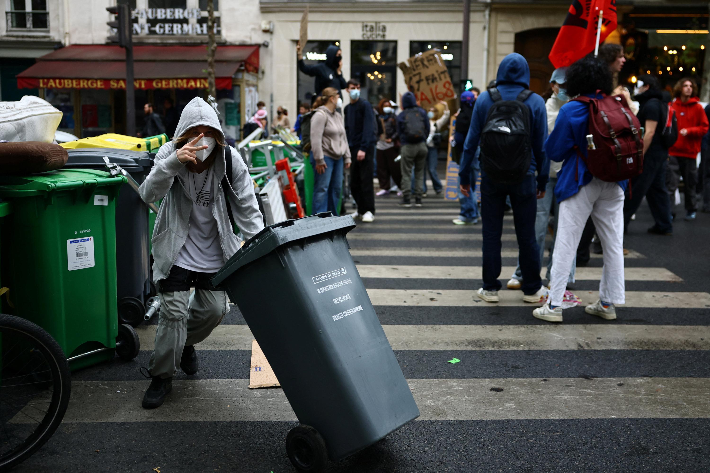 « L’extrême droite et la droite, c’est mort ! » : Comment les lycéens mobilisés se préparent à la présidentielle