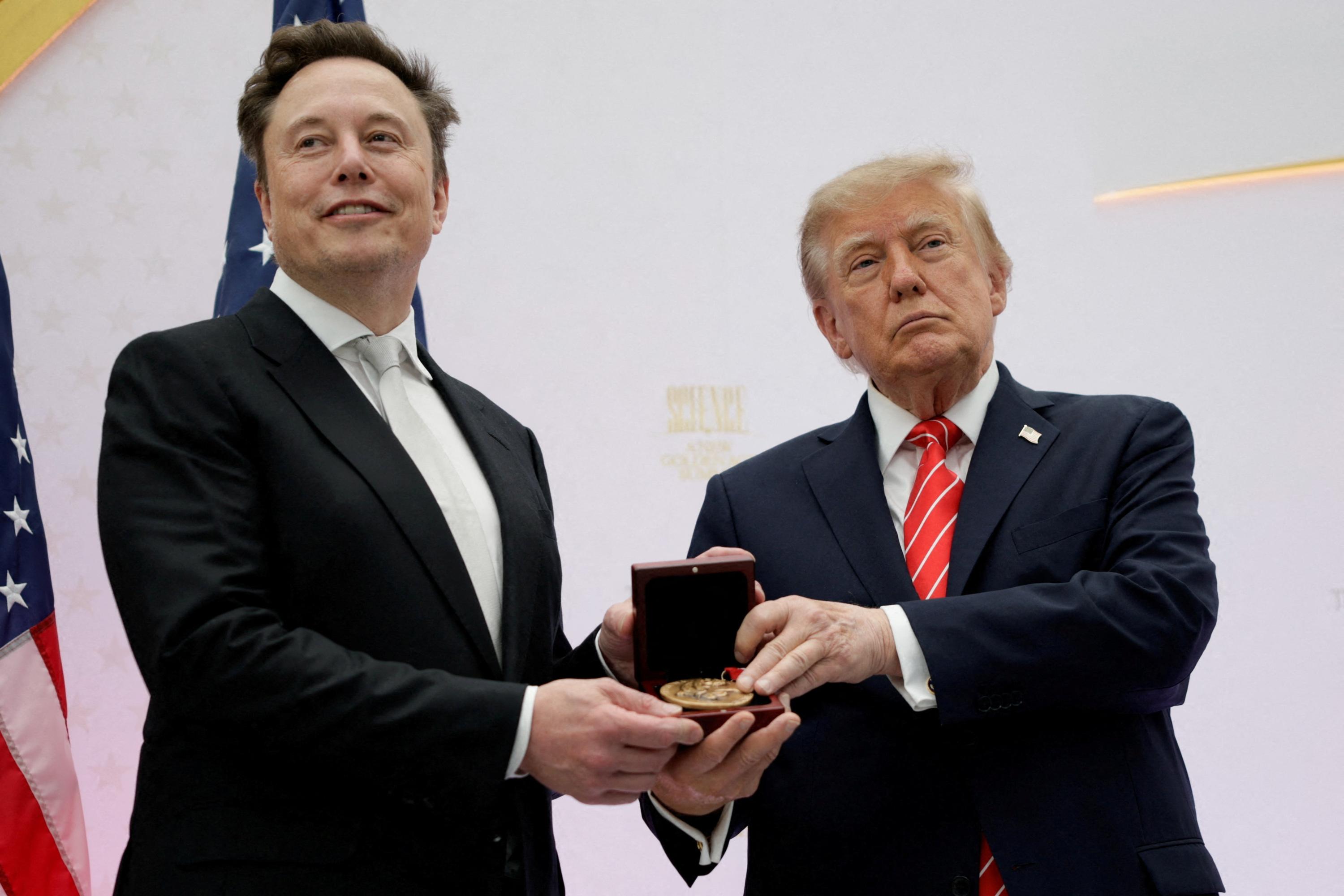 Donald Trump décore Elon Musk d'une médaille pour ses contributions à la science et le qualifie de «trésor national»