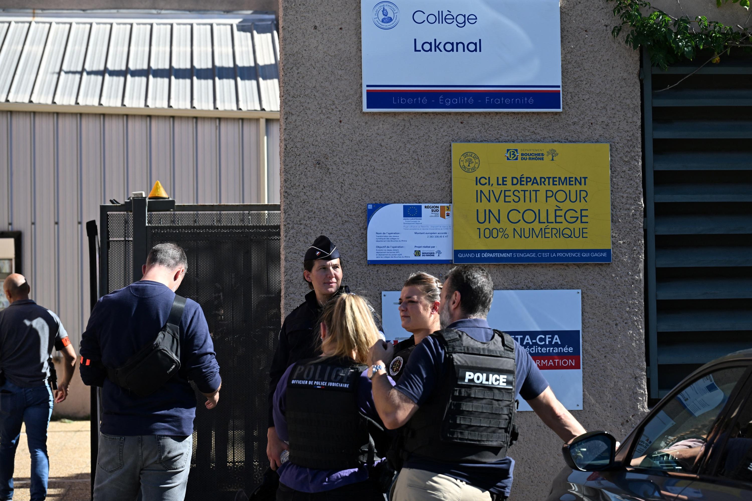 EN DIRECT - Fusil caché dans un étui à guitare, suspect âgé de 14 ans… Un principal de collège et une enseignante blessés par balle à Aubagne